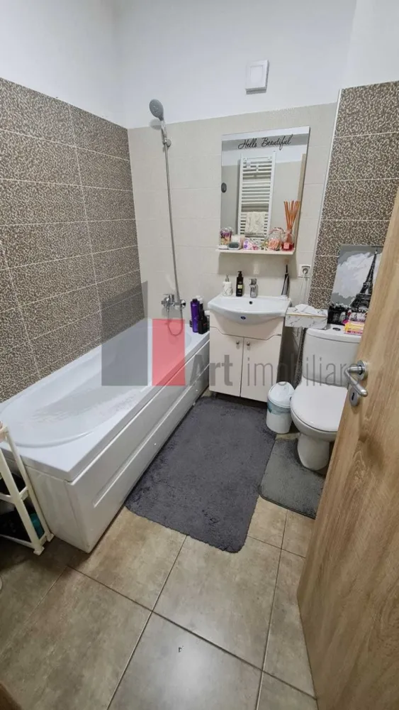 De vânzare apartament 2 camere Complex Rezidențial Rotar Park 1 - Vindem apartament cu 2 camere decomandat in complexul rezidential Rotar Park 1.
Situat la 2 minute de mers pe jos de metrou păcii, complexul dispune de pază cu barieră, parc pentru copiii, zona verde si multe alte facilități, magazine,bănci, restaurante.
Apartamentul se vinde mobilat sau nemobilat.
Adresă Bulevardul Iuliu Maniu nr 244G