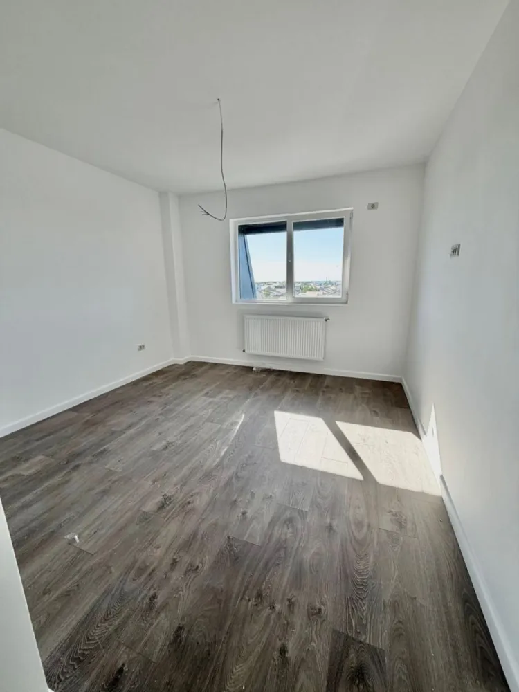 Garsoniera decomandata - Mutare imediata Militari Residence - **TVA INCLUS**

Vă prezentăm o garsonieră modernă, situată în cartierul Militari Residence, într-un imobil nou cu regim de înălțime P+6, ideală pentru locuit sau investiție.

Proprietatea este poziționată la un etaj intermediar și este complet finalizată, fiind disponibilă pentru mutare imediată.

Detalii proprietate:

* Tip: Garsonieră
* Etaj: 4
* Stare: Finalizată, gata de mutare
* Locație: Militari Residence

Avantaje:

* Bloc nou, construit cu materiale de calitate, ce oferă un nivel ridicat de confort și durabilitate
* Amplasare excelentă, cu acces rapid la mijloacele de transport în comun
* Apropiere de școli, centre comerciale, supermarketuri și mall-uri
* Zonă liniștită, potrivită atât pentru locuit, cât și pentru investiție

Această proprietate reprezintă o oportunitate bună pentru cei care caută o locuință accesibilă, într-o zonă în plină dezvoltare.

Pentru mai multe informații sau pentru programarea unei vizionări, vă stăm la dispoziție.