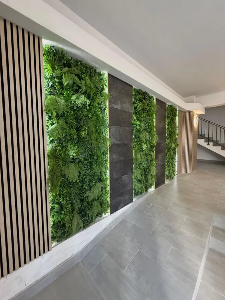 Garsoniera decomandata - Mutare imediata Militari Residence - **TVA INCLUS**

Vă prezentăm o garsonieră modernă, situată în cartierul Militari Residence, într-un imobil nou cu regim de înălțime P+6, ideală pentru locuit sau investiție.

Proprietatea este poziționată la un etaj intermediar și este complet finalizată, fiind disponibilă pentru mutare imediată.

Detalii proprietate:

* Tip: Garsonieră
* Etaj: 4
* Stare: Finalizată, gata de mutare
* Locație: Militari Residence

Avantaje:

* Bloc nou, construit cu materiale de calitate, ce oferă un nivel ridicat de confort și durabilitate
* Amplasare excelentă, cu acces rapid la mijloacele de transport în comun
* Apropiere de școli, centre comerciale, supermarketuri și mall-uri
* Zonă liniștită, potrivită atât pentru locuit, cât și pentru investiție

Această proprietate reprezintă o oportunitate bună pentru cei care caută o locuință accesibilă, într-o zonă în plină dezvoltare.

Pentru mai multe informații sau pentru programarea unei vizionări, vă stăm la dispoziție.