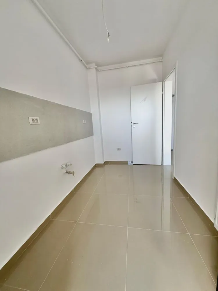 Garsoniera decomandata - Mutare imediata Militari Residence - **TVA INCLUS**

Vă prezentăm o garsonieră modernă, situată în cartierul Militari Residence, într-un imobil nou cu regim de înălțime P+6, ideală pentru locuit sau investiție.

Proprietatea este poziționată la un etaj intermediar și este complet finalizată, fiind disponibilă pentru mutare imediată.

Detalii proprietate:

* Tip: Garsonieră
* Etaj: 4
* Stare: Finalizată, gata de mutare
* Locație: Militari Residence

Avantaje:

* Bloc nou, construit cu materiale de calitate, ce oferă un nivel ridicat de confort și durabilitate
* Amplasare excelentă, cu acces rapid la mijloacele de transport în comun
* Apropiere de școli, centre comerciale, supermarketuri și mall-uri
* Zonă liniștită, potrivită atât pentru locuit, cât și pentru investiție

Această proprietate reprezintă o oportunitate bună pentru cei care caută o locuință accesibilă, într-o zonă în plină dezvoltare.

Pentru mai multe informații sau pentru programarea unei vizionări, vă stăm la dispoziție.