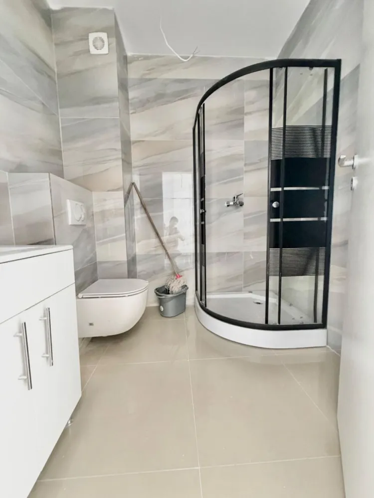 Garsoniera decomandata - Mutare imediata Militari Residence - **TVA INCLUS**

Vă prezentăm o garsonieră modernă, situată în cartierul Militari Residence, într-un imobil nou cu regim de înălțime P+6, ideală pentru locuit sau investiție.

Proprietatea este poziționată la un etaj intermediar și este complet finalizată, fiind disponibilă pentru mutare imediată.

Detalii proprietate:

* Tip: Garsonieră
* Etaj: 4
* Stare: Finalizată, gata de mutare
* Locație: Militari Residence

Avantaje:

* Bloc nou, construit cu materiale de calitate, ce oferă un nivel ridicat de confort și durabilitate
* Amplasare excelentă, cu acces rapid la mijloacele de transport în comun
* Apropiere de școli, centre comerciale, supermarketuri și mall-uri
* Zonă liniștită, potrivită atât pentru locuit, cât și pentru investiție

Această proprietate reprezintă o oportunitate bună pentru cei care caută o locuință accesibilă, într-o zonă în plină dezvoltare.

Pentru mai multe informații sau pentru programarea unei vizionări, vă stăm la dispoziție.