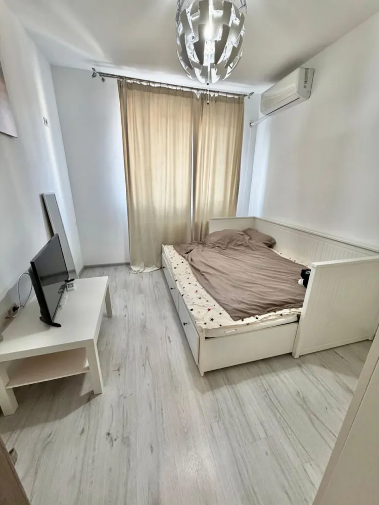 Apartament 2 camere mobilat Militari Residence - **COMISION 0%**

Vă prezentăm un apartament cu 2 camere, situat în cartierul Militari Residence, pe strada Tineretului nr. 35 bis, într-o zonă accesibilă și bine dezvoltată.

Locuința este amplasată la etajul 4 din 7, oferind un echilibru ideal între confort și accesibilitate. Compartimentarea este practică, fiind potrivită atât pentru un cuplu, cât și pentru investiție.

Detalii proprietate:

* Apartament cu 2 camere
* Etaj 4 din 7
* Locație: strada Tineretului nr. 35 bis
* Compartimentare eficientă

Avantaje:

* Amplasare într-o zonă cu acces rapid la magazine, supermarketuri și alte facilități
* Apropiere de mijloacele de transport în comun
* Loc de parcare privat, oferind un plus de confort și siguranță
* Zonă în continuă dezvoltare, cu potențial bun pentru investiție

Apartamentul reprezintă o alegere practică pentru cei care caută o locuință bine poziționată, într-un cartier cu acces facil la toate punctele de interes.

Pentru mai multe detalii sau programarea unei vizionări, vă stăm la dispoziție.