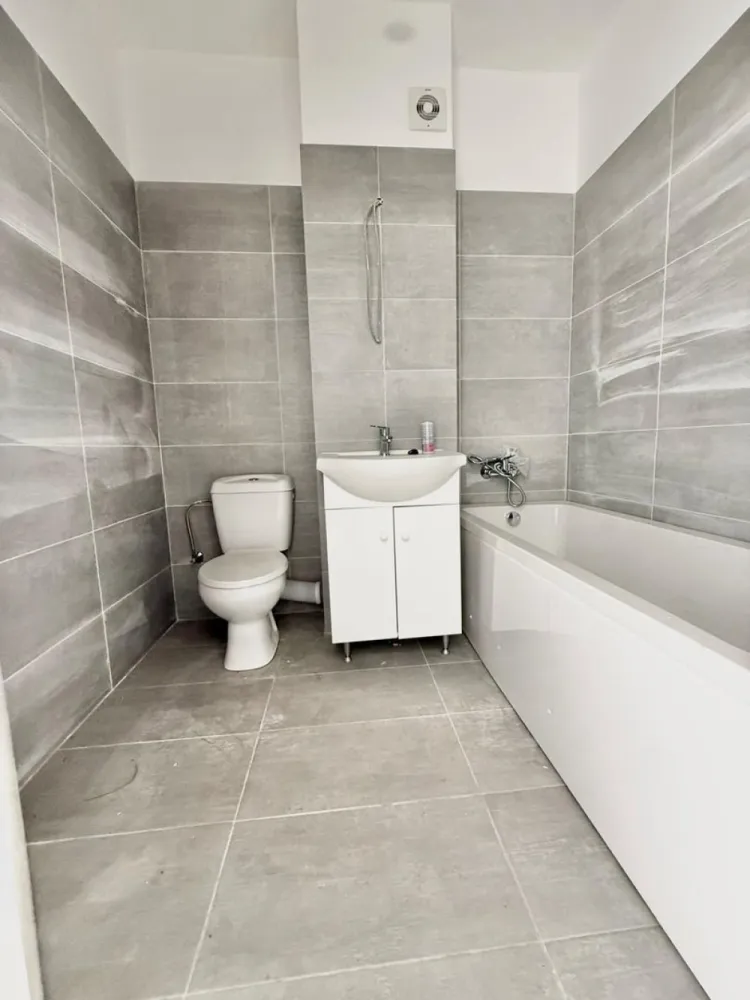 Garsoniera decomandata - Militari Residence - TVA INCLUS !!

Vă prezentăm o garsonieră deosebită, situată în cartierul Militari Residence, într-un bloc modern cu regim de înălțime P+3, poziționat strategic pentru a vă oferi confort și accesibilitate.

Detalii proprietate:

- Tip: Garsonieră
- Etaj: Demisol înalt
- Finalizata - mutare imediata !!
- Locație: Militari Residence

Avantaje:

- Bloc nou, construit cu materiale de calitate, garantând un standard ridicat de confort.
- Poziție excelentă, în imediata apropiere a mijloacelor de transport în comun, pentru o deplasare facilă către orice zonă a orașului.
- Acces rapid la instituții educaționale (școli publice), centre comerciale, supermarketuri și mall-uri.
- Zonă liniștită, ideală pentru locuit sau investiție.

Acum este momentul să achiziționați locuința visurilor dumneavoastră!

Contactați-ne pentru mai multe detalii și programarea unei vizionări.