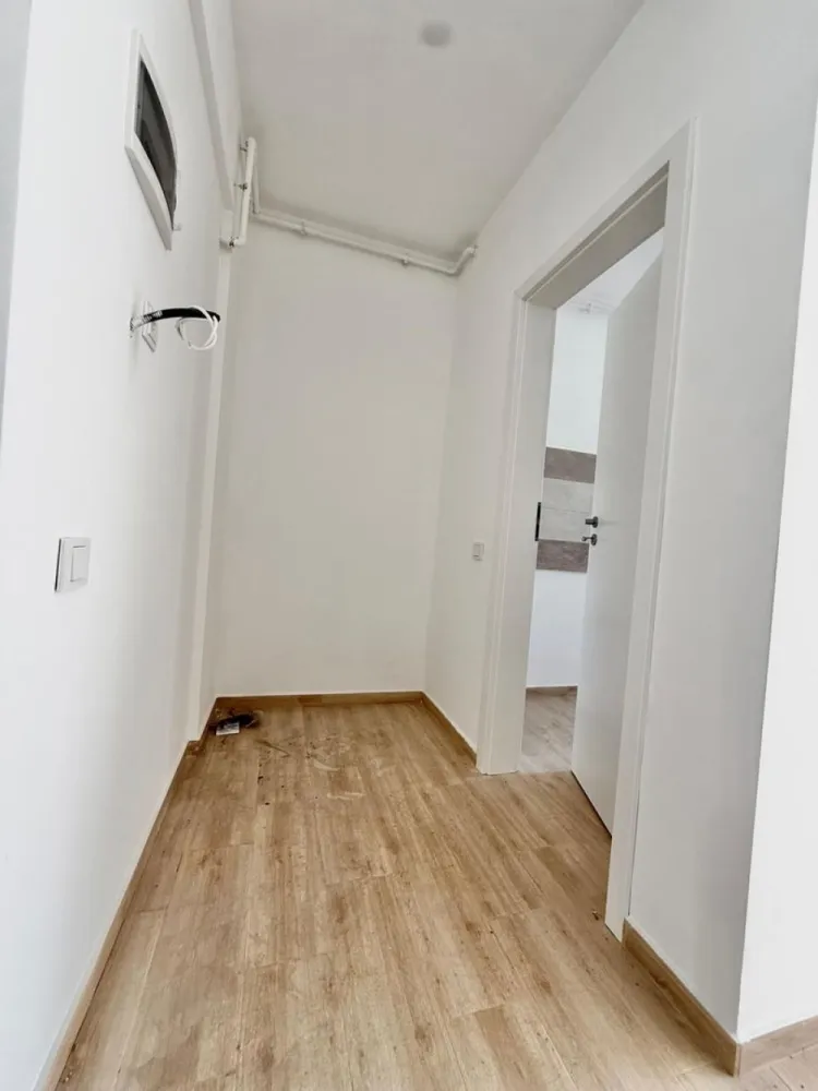 Garsoniera decomandata - Militari Residence - TVA INCLUS !!

Vă prezentăm o garsonieră deosebită, situată în cartierul Militari Residence, într-un bloc modern cu regim de înălțime P+3, poziționat strategic pentru a vă oferi confort și accesibilitate.

Detalii proprietate:

- Tip: Garsonieră
- Etaj: Demisol înalt
- Finalizata - mutare imediata !!
- Locație: Militari Residence

Avantaje:

- Bloc nou, construit cu materiale de calitate, garantând un standard ridicat de confort.
- Poziție excelentă, în imediata apropiere a mijloacelor de transport în comun, pentru o deplasare facilă către orice zonă a orașului.
- Acces rapid la instituții educaționale (școli publice), centre comerciale, supermarketuri și mall-uri.
- Zonă liniștită, ideală pentru locuit sau investiție.

Acum este momentul să achiziționați locuința visurilor dumneavoastră!

Contactați-ne pentru mai multe detalii și programarea unei vizionări.