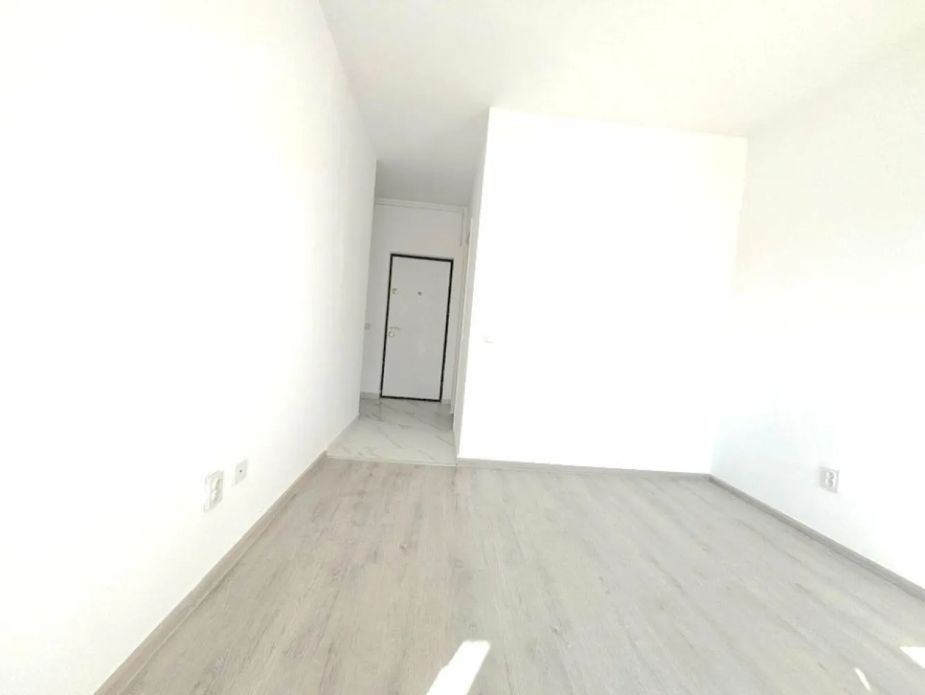 Garsoniera cartier Militari Residence - mutare imediata!! - TVA INCLUS !!

COMISION 0%

Vă prezentăm o garsonieră deosebită, situată în cartierul Militari Residence, într-un bloc modern cu regim de înălțime P+3, poziționat strategic pentru a vă oferi confort și accesibilitate.

Detalii proprietate:

- Tip: Garsonieră
- Etaj: Intermediar
- Finalizata - mutare imediata !!
- Locație: Militari Residence

Avantaje:

- Bloc nou, construit cu materiale de calitate, garantând un standard ridicat de confort.
- Poziție excelentă, în imediata apropiere a mijloacelor de transport în comun, pentru o deplasare facilă către orice zonă a orașului.
- Acces rapid la instituții educaționale (școli publice), centre comerciale, supermarketuri și mall-uri.
- Zonă liniștită, ideală pentru locuit sau investiție.

Acum este momentul să achiziționați locuința visurilor dumneavoastră!

Contactați-ne pentru mai multe detalii și programarea unei vizionări.