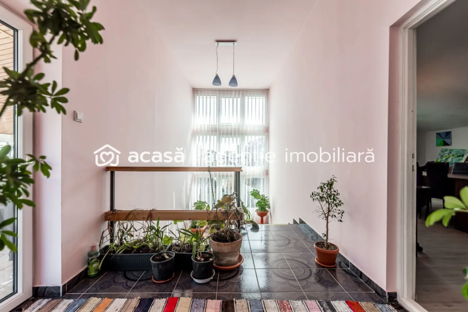Casă spațioasă în mijlocul orasului, Str. Constantin Brâncuși - Comision 0%
Vă prezentăm o proprietate cu poziționare excelentă, situată în mijlocul orașului, pe strada Constantin Brâncuși, în spatele magazinului Kaufland, într-o zonă cu acces rapid către principalele puncte de interes. Datorită amplasării și suprafeței generoase, imobilul oferă un potențial ridicat atât pentru locuință, cât și pentru activități profesionale sau comerciale.

Casa a fost construită în anul 2001, din beton și BCA, și a beneficiat de lucrări de renovare în 2018, fiind bine întreținută și pregătită pentru diverse tipuri de utilizare.
Caracteristici proprietate
Regim de înălțime: Demisol + Parter + Etaj + Mansardă
Suprafață construită la sol: 110 mp
Teren: 415 mp
Front stradal: 15 ml
Dotări și utilități
Centrală proprie pe gaz de mare capacitate
Construcție solidă din beton și BCA

Toate utilitățile disponibile: gaz, curent, apă, canalizare

Spațiul generos și compartimentarea pe mai multe niveluri permit amenajarea proprietății în funcție de nevoi: locuință familială spațioasă, sediu de firmă, clinică, birouri, pensiune urbană sau alte activități.

📌 Notă: ultima imagine este cu titlu informativ și reprezintă o randare a potențialului de renovare a fațadei, pentru a evidenția posibilitățile de modernizare ale imobilului.

📞 Pentru detalii și programarea unei vizionări:
Blaga Flavius – 0754467525 Consultant imobiliar acreditat APAIR (Asociația Profesională a Agenților Imobiliari din România)

Nu dispui de toată suma? Te ajutăm noi gratuit! Îți obținem oferte de la 16 bănci.
Ai o proprietate de vânzare în Arad și vrei să știi cât valorează cu adevărat?

Birou: ACASĂ | Agenție imobiliară Arad
Adresă: Bulevardul Decebal 2, Arad 310133