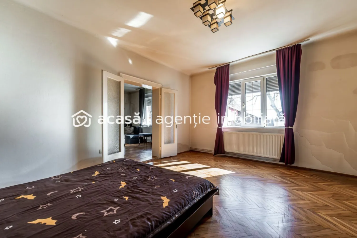 Casa ideală pentru familie: școală la 3 min + anexă pentru bunici - O proprietate potrivită pentru o familie care își dorește liniște, spațiu și acces rapid la școală și grădiniță.

Casa este situată în zona veche din Vladimirescu, o zonă apreciată pentru străzile liniștite, fără trafic intens, diferită de cartierele noi aflate în dezvoltare.
Un mare avantaj pentru familiile cu copii: grădinița și școala sunt la aproximativ 3 minute de mers pe jos, astfel încât cei mici pot ajunge ușor și în siguranță.

Locuința principală este construită din cărămidă și are o compartimentare practică:

2 dormitoare
living foarte spațios
bucătărie
baie generoasă cu cadă mare

Un plus important al proprietății este anexa/apartamentul lipit de casa principală, cu baie proprie, ideal pentru:
bunici care locuiesc aproape de familie
un adolescent care își dorește mai multă independență
sau chiar un spațiu pentru oaspeți.

Curtea oferă spațiu verde și loc suficient pentru serile liniștite petrecute în familie, iar în fața casei există locuri de parcare.
Proprietatea mai dispune de 2 garaje spațioase, utile atât pentru mașini, cât și pentru depozitare.

Dacă îți dorești o casă într-o zonă liniștită, cu acces rapid la școală și spațiu pentru întreaga familie, această proprietate merită văzută.

Pentru detalii și programarea unei vizionări:
Andrei Caracioni – Acasă Arad
📞 0757 662 907

Cod proprietate: CP2942178