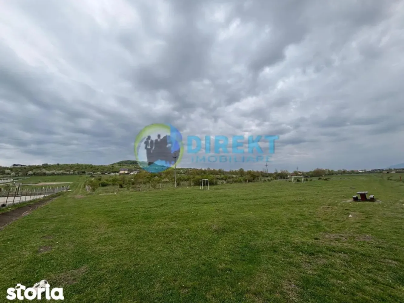 Teren intravilan , zona Subcetate - Agentia Direkt Imobiliare propune spre vanzare teren intravilan , situat in zona Subcetate , cu priveliste deosebita asupra orasului 
Terenul are o suprafata de 800 mp , utilitati in apropiere , inclinatie plata . 
Ideal constructie casa.