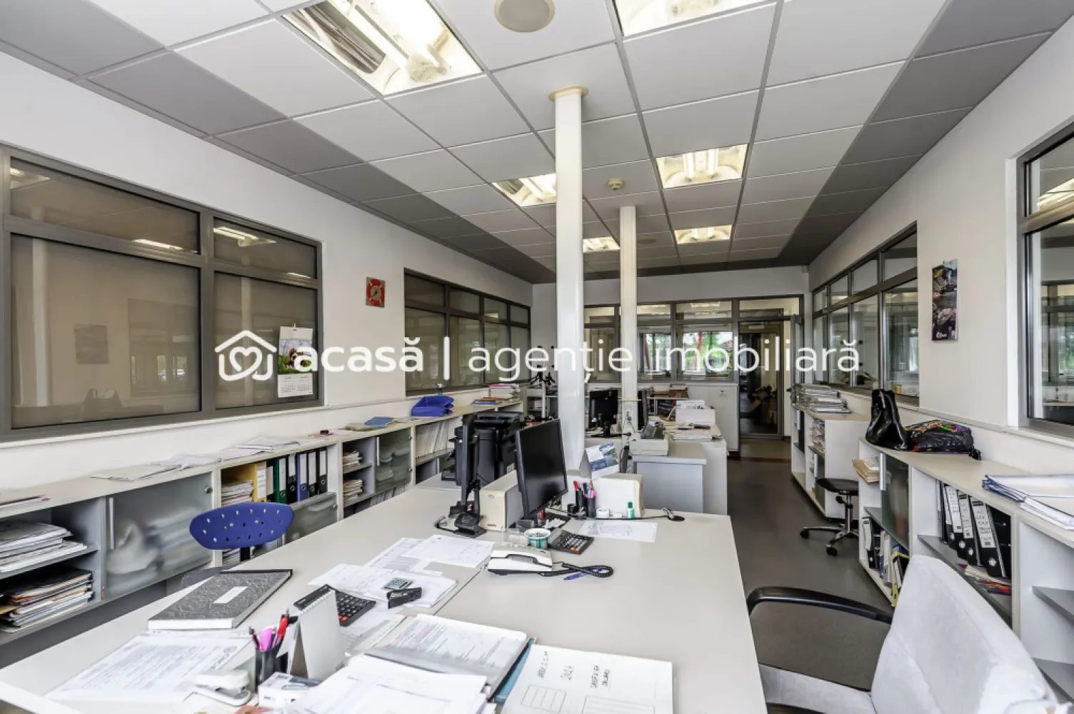 Hală de producție și depozitare cu birouri în Arad - Avem plăcerea să vă oferim în exclusivitate o hală de producție și depozitare cu birouri în Municipiul Arad, în zona comercial-industrială Micălaca Sud.

Caracteristici:
Teren: 7.176 mp
Construcție: 4.075 mp
Dock-uri încărcare TIR: 2 buc
An construcție: 2013

Dotări:
Bazin PSI și Autorizație ISU
Panouri Fotofoltaice putere 350 MWh
Suflante aer cald și chillere.

Utilități prezente: energie electrică, gaze naturale, apă și canalizare.
Vecini: SellGros, Dedeman, Altex, CEFIN Trucks, Modelleisenbahn, CitOne, HighPlast

Detalii constructive: 
Stâlpi de susținere din beton armat, închideri perimetrale din plăci pefabricate din BA, tâmplărie din aluminiu.

Localizare și dotările fac imobilul ideal pentru o gamă largă de activități comerciale, de producție și de depozitare.
Profitați de o soluție rapidă și la cheie pentru afacerea dumneavoastră.

Pentru vizionare și detalii, vă rog să mă apelați la numărul: 
0721356746
Florin Moș