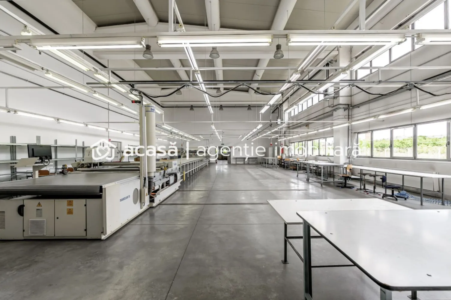 Hală de producție și depozitare cu birouri în Arad - Avem plăcerea să vă oferim în exclusivitate o hală de producție și depozitare cu birouri în Municipiul Arad, în zona comercial-industrială Micălaca Sud.

Caracteristici:
Teren: 7.176 mp
Construcție: 4.075 mp
Dock-uri încărcare TIR: 2 buc
An construcție: 2013

Dotări:
Bazin PSI și Autorizație ISU
Panouri Fotofoltaice putere 350 MWh
Suflante aer cald și chillere.

Utilități prezente: energie electrică, gaze naturale, apă și canalizare.
Vecini: SellGros, Dedeman, Altex, CEFIN Trucks, Modelleisenbahn, CitOne, HighPlast

Detalii constructive: 
Stâlpi de susținere din beton armat, închideri perimetrale din plăci pefabricate din BA, tâmplărie din aluminiu.

Localizare și dotările fac imobilul ideal pentru o gamă largă de activități comerciale, de producție și de depozitare.
Profitați de o soluție rapidă și la cheie pentru afacerea dumneavoastră.

Pentru vizionare și detalii, vă rog să mă apelați la numărul: 
0721356746
Florin Moș