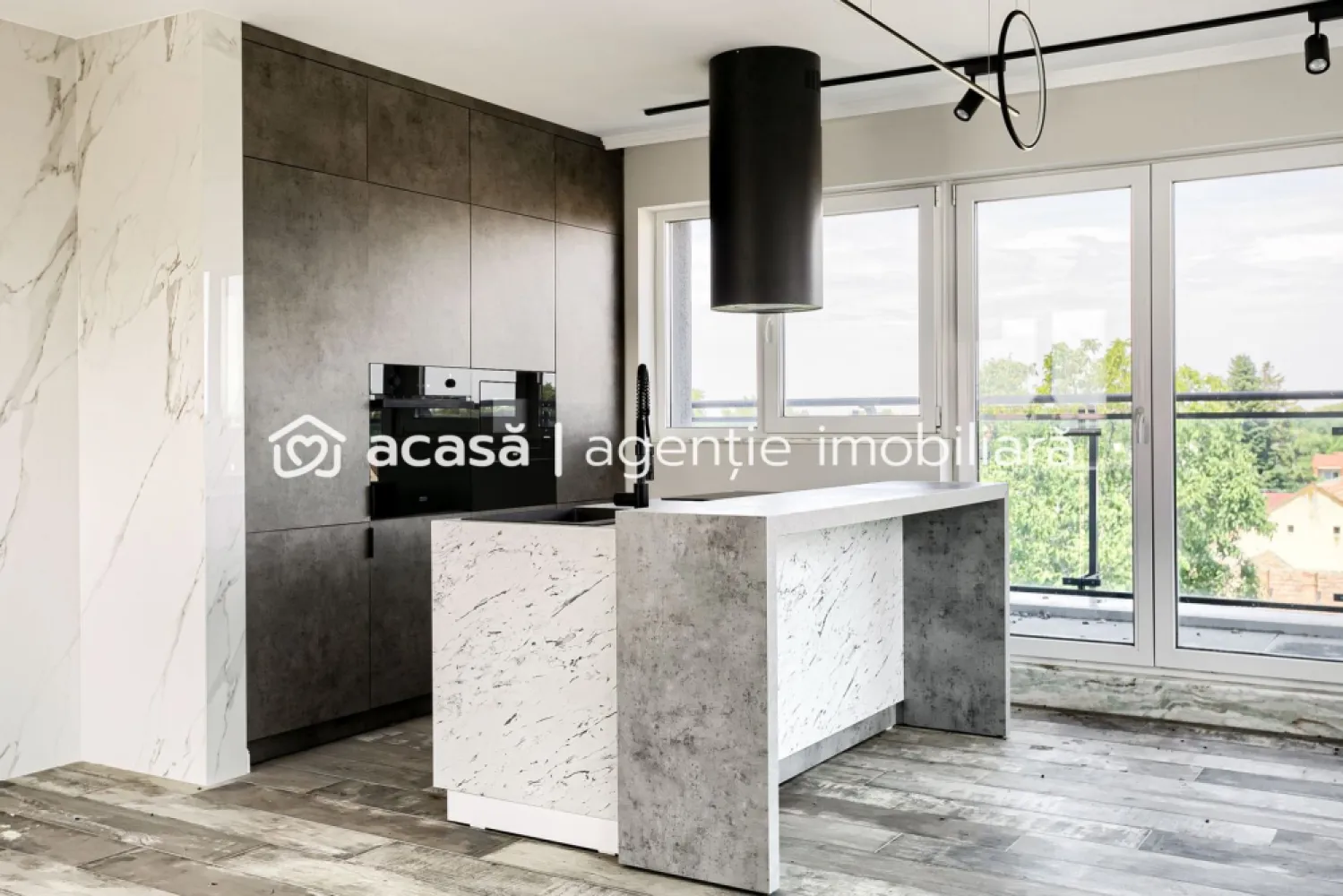 Penthouse bloc nou lângă Malul Muresului în Arad - Vă prezentăm spre vânzare un penthouse de lux deosebit, situat într-o zonă ultracentrală din Arad, special conceput pentru cei mai exigenți clienți.

Acest penthouse redefinește conceptul de confort și eleganță, având finisaje superioare și dotări de ultimă generație. 

Printre detaliile de lux se numără ferestrele mari, care oferă o notă de transparență și deschidere, creând un spațiu luminos și primitor.

Unul dintre avantajele unice ale acestui penthouse este liftul propriu, asigurându-vă intimitate și confort maxim. 

Beneficiați de lumina naturală oferită de ferestrele mari, poziționate strategic pentru a vă bucura de panorame spectaculoase.

Sistemul inteligent de încălzire în pardoseală și senzorii de inundație adaugă un plus de siguranță și eficiență. 

Nu ratați ocazia de a trăi într-un loc de prestigiu și confort suprem.

Preț: 189.000 Euro + TVA 21%

Prețul include o boxa la parterul blocului. Prețul nu include loc/locuri de parcare.

Vă invităm să ne contactați pentru mai multe detalii și pentru a programa o vizionare.
Contact: 0721356746 FLORIN MOȘ