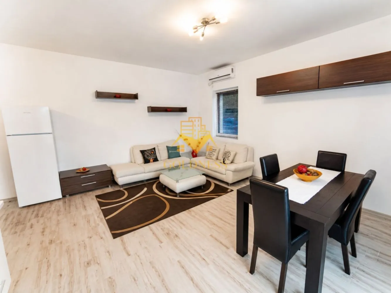2 camere open space, Modern, Parcare, Buna Ziua, Grand Hotel Italia - GOLDNESS Imobiliare vă propune spre închiriere un apartament cu 2 camere complet mobilat și utilat, la etajul parter într-un imobil de 3 etaje, în Cartierul Bună Ziua.
Dispune de doua locuri de parcare!
Se află în apropierea stațiilor de transport în comun, magazine, restaurante, spații verzi, farmacii, precum Lidl, 18 GYM, Mega Image, Panemar, etc. 

Apartamentul este compartimentat astfel:
 - dormitor cu pat matrimonial, dressing, noptiere
 - living cu bucatarie open space complet utilată și mobilată, canapea extensibilă, loc de servit masa 
 - baie cu cadă, calorifer port prosop și dulap pentru depozitare.
 - terasa inchisa de 10 mp.

Imobilul este dotat cu toate cele necesare- centrală proprie, frigider, aragaz, hotă, mașină de spălat haine, aer conditionat, etc. 

Dacă sunteți interesați de acest apartament și doriți să îl vizionați, dar și pentru alte oferte nu ezitați să ne contactați telefonic sau prin e-mail. Vă stăm la dispoziție!
Pentru intermediere se percepe un comision de 50% din prețul chiriei!