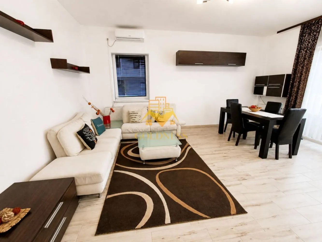 2 camere open space, Modern, Parcare, Buna Ziua, Grand Hotel Italia - GOLDNESS Imobiliare vă propune spre închiriere un apartament cu 2 camere complet mobilat și utilat, la etajul parter într-un imobil de 3 etaje, în Cartierul Bună Ziua.
Dispune de doua locuri de parcare!
Se află în apropierea stațiilor de transport în comun, magazine, restaurante, spații verzi, farmacii, precum Lidl, 18 GYM, Mega Image, Panemar, etc. 

Apartamentul este compartimentat astfel:
 - dormitor cu pat matrimonial, dressing, noptiere
 - living cu bucatarie open space complet utilată și mobilată, canapea extensibilă, loc de servit masa 
 - baie cu cadă, calorifer port prosop și dulap pentru depozitare.
 - terasa inchisa de 10 mp.

Imobilul este dotat cu toate cele necesare- centrală proprie, frigider, aragaz, hotă, mașină de spălat haine, aer conditionat, etc. 

Dacă sunteți interesați de acest apartament și doriți să îl vizionați, dar și pentru alte oferte nu ezitați să ne contactați telefonic sau prin e-mail. Vă stăm la dispoziție!
Pentru intermediere se percepe un comision de 50% din prețul chiriei!