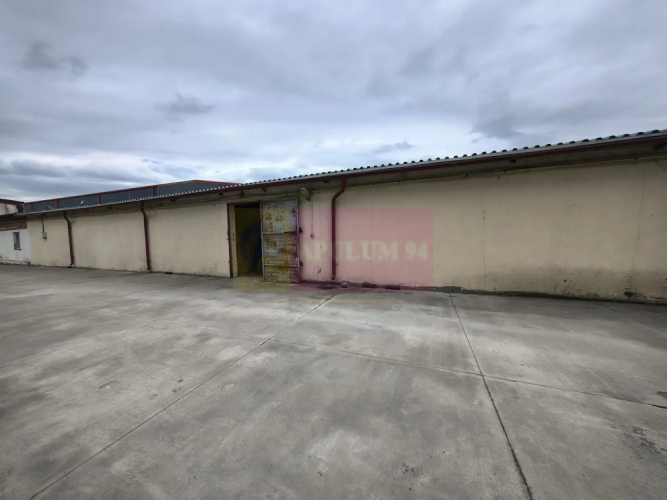 Spațiu Depozitare Afumați - Apulum94 vă oferă spre închiriere un depozit în zona Afumați cu acces direct din DN2 (Șoseaua București-Urziceni). Depozitul se află la câteva sute de metri de complexul comercial Doraly chiar lângă benzinăria Lukoil. Suprafața depozitului este de aproximativ 580mp și beneficiază de curent electric trifazat și gaz. Depozitul are două uși de acces și permite acces tir pe lateral, spațiul din interior este generos și pe anumite porțiuni depozitul este prevăzut cu supantă care permite depozitarea de mărfuri și în partea de sus a depozitului, dacă se dorește aceste supante se pot demonta și pentru cei interesați de alte activități se oferă acord de amplasarea de echipamente specifice activităților prestate, astfel dacă se dorește închirierea pentru service auto (nu prea sunt în zonă) se va oferi acordul pentru amplasarea elevatoarelor și altor echipamente specifice activității de service, dacă se dorește pentru activități de print deasemenea se va da acordul pentru amplasarea liniilor de print, se acceptă orice activitate atâta timp cât nu se poluează și nu se creează animozități cu vecinii. Spațiul este disponibil și poate fi folosit și pentru activități comerciale, poziționarea este optimă pentru a desfășura orice tip de activitate. Se dorește seriozitate și achitarea la timp a obligațiilor. Pentru mai multe detalii și programarea de vizionări nu ezitați să mă contactați, Daniel, Apulum94.