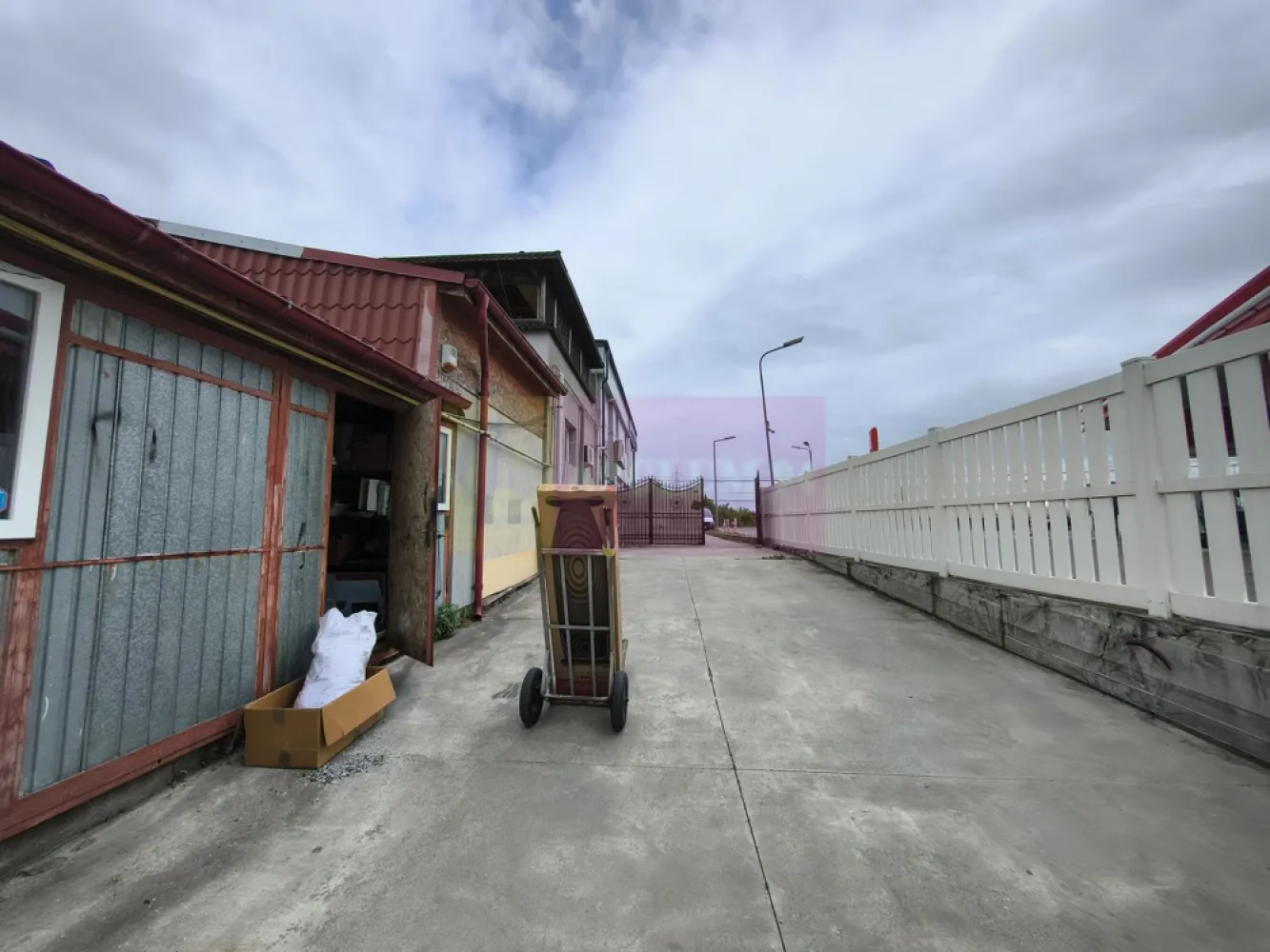 Spațiu Depozitare Afumați - Apulum94 vă oferă spre închiriere un depozit în zona Afumați cu acces direct din DN2 (Șoseaua București-Urziceni). Depozitul se află la câteva sute de metri de complexul comercial Doraly chiar lângă benzinăria Lukoil. Suprafața depozitului este de aproximativ 580mp și beneficiază de curent electric trifazat și gaz. Depozitul are două uși de acces și permite acces tir pe lateral, spațiul din interior este generos și pe anumite porțiuni depozitul este prevăzut cu supantă care permite depozitarea de mărfuri și în partea de sus a depozitului, dacă se dorește aceste supante se pot demonta și pentru cei interesați de alte activități se oferă acord de amplasarea de echipamente specifice activităților prestate, astfel dacă se dorește închirierea pentru service auto (nu prea sunt în zonă) se va oferi acordul pentru amplasarea elevatoarelor și altor echipamente specifice activității de service, dacă se dorește pentru activități de print deasemenea se va da acordul pentru amplasarea liniilor de print, se acceptă orice activitate atâta timp cât nu se poluează și nu se creează animozități cu vecinii. Spațiul este disponibil și poate fi folosit și pentru activități comerciale, poziționarea este optimă pentru a desfășura orice tip de activitate. Se dorește seriozitate și achitarea la timp a obligațiilor. Pentru mai multe detalii și programarea de vizionări nu ezitați să mă contactați, Daniel, Apulum94.