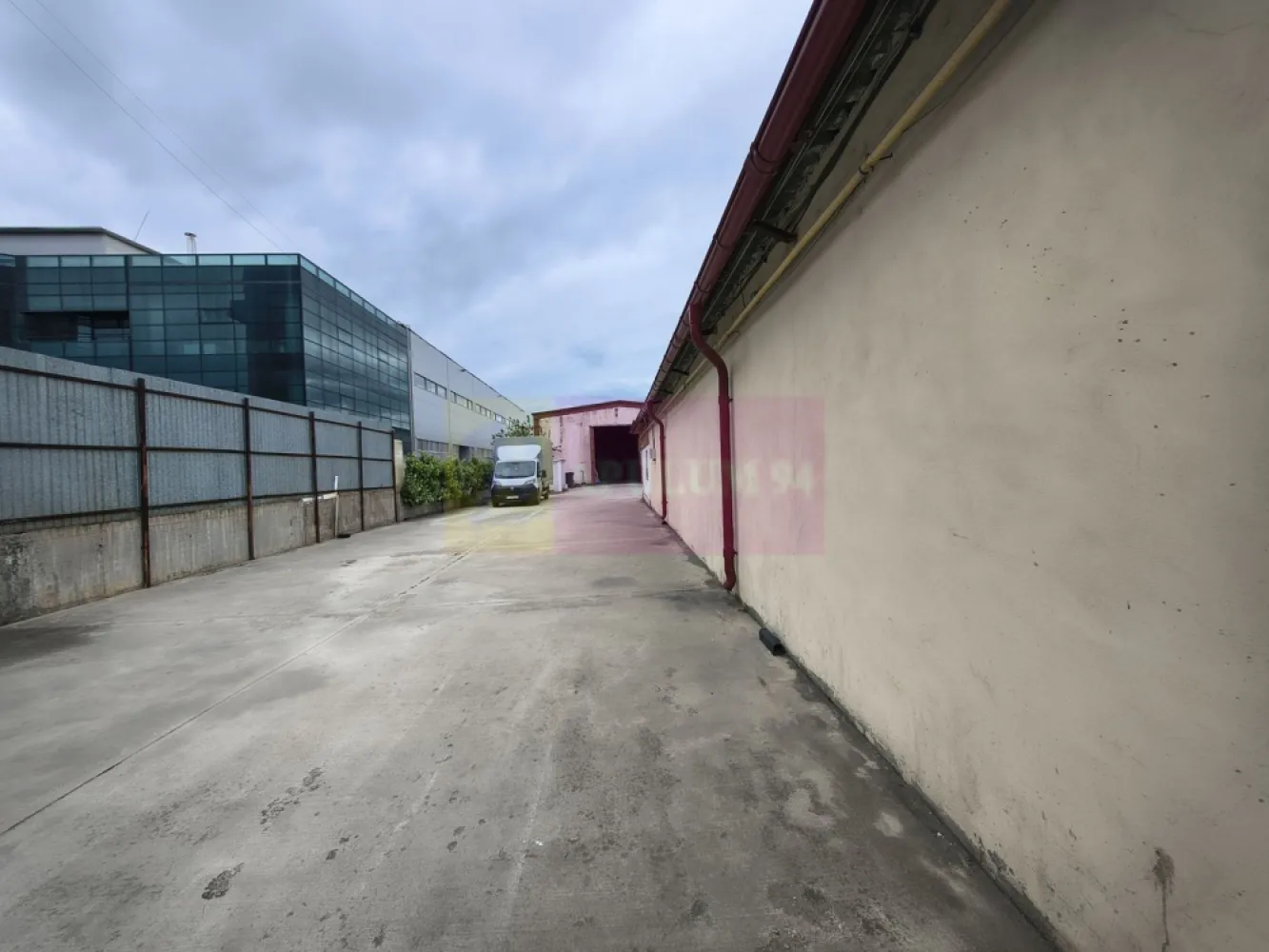 Spațiu Depozitare Afumați - Apulum94 vă oferă spre închiriere un depozit în zona Afumați cu acces direct din DN2 (Șoseaua București-Urziceni). Depozitul se află la câteva sute de metri de complexul comercial Doraly chiar lângă benzinăria Lukoil. Suprafața depozitului este de aproximativ 580mp și beneficiază de curent electric trifazat și gaz. Depozitul are două uși de acces și permite acces tir pe lateral, spațiul din interior este generos și pe anumite porțiuni depozitul este prevăzut cu supantă care permite depozitarea de mărfuri și în partea de sus a depozitului, dacă se dorește aceste supante se pot demonta și pentru cei interesați de alte activități se oferă acord de amplasarea de echipamente specifice activităților prestate, astfel dacă se dorește închirierea pentru service auto (nu prea sunt în zonă) se va oferi acordul pentru amplasarea elevatoarelor și altor echipamente specifice activității de service, dacă se dorește pentru activități de print deasemenea se va da acordul pentru amplasarea liniilor de print, se acceptă orice activitate atâta timp cât nu se poluează și nu se creează animozități cu vecinii. Spațiul este disponibil și poate fi folosit și pentru activități comerciale, poziționarea este optimă pentru a desfășura orice tip de activitate. Se dorește seriozitate și achitarea la timp a obligațiilor. Pentru mai multe detalii și programarea de vizionări nu ezitați să mă contactați, Daniel, Apulum94.