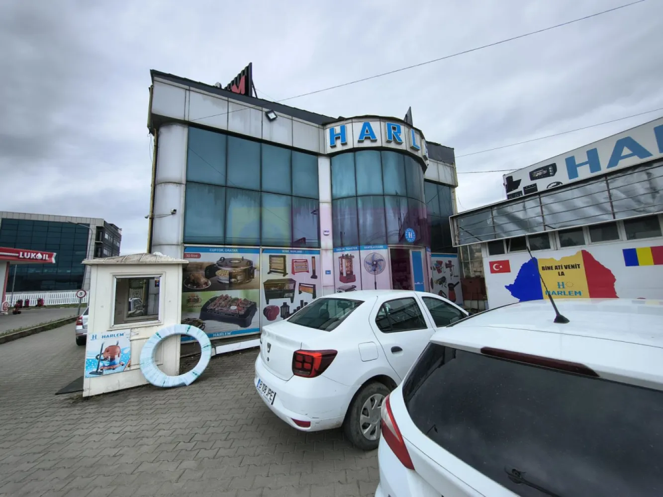 Spațiu Comercial Afumați - La câteva sute de metri de Complexul Comercial Doraly avem un spațiu comercial de închiriat. Vă oferim spre închiriere un spațiu de 300mp, spațiu perfect pentru a desfășura activități comerciale și nu numai. Spațiul se află la parterul unui imobil vecin cu benzinăria Lukoil, spațiu ocupat la momentul actual de Harlem Romania. Spațiul se va elibera în cel mai scurt timp posibil și beneficiază de o bucătărie prevăzută cu aerisire, unde se află și centrala termică dar și de un birou perfect pentru gestionarea activității, înălțimea spațiului este de aproximativ 3ml iar structura este pe cadre de beton armat. Spațiul permite și compartimentare însă se dorește închirierea integrală. Vă oferim astfel o suprafața de aproximativ 300mp într-o zonă cunoscută pentru vadul comercial și pentru apetitul pentru vânzări en-gros. Pentru mai multe detalii și programarea la vizionări nu ezitați să mă contactați. Daniel, Apulum94.