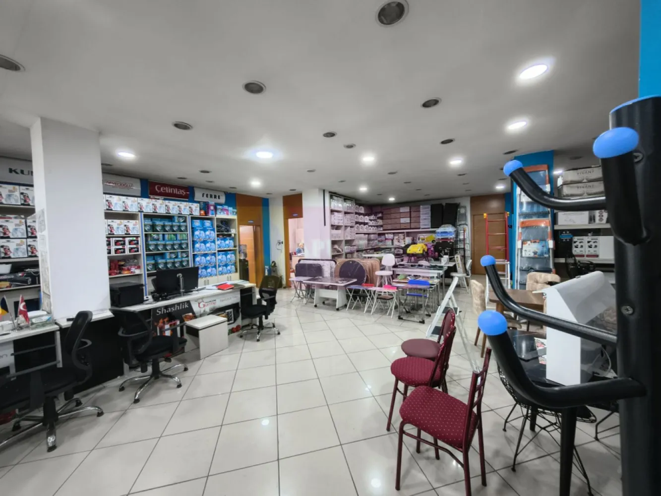 Spațiu Comercial Afumați - La câteva sute de metri de Complexul Comercial Doraly avem un spațiu comercial de închiriat. Vă oferim spre închiriere un spațiu de 300mp, spațiu perfect pentru a desfășura activități comerciale și nu numai. Spațiul se află la parterul unui imobil vecin cu benzinăria Lukoil, spațiu ocupat la momentul actual de Harlem Romania. Spațiul se va elibera în cel mai scurt timp posibil și beneficiază de o bucătărie prevăzută cu aerisire, unde se află și centrala termică dar și de un birou perfect pentru gestionarea activității, înălțimea spațiului este de aproximativ 3ml iar structura este pe cadre de beton armat. Spațiul permite și compartimentare însă se dorește închirierea integrală. Vă oferim astfel o suprafața de aproximativ 300mp într-o zonă cunoscută pentru vadul comercial și pentru apetitul pentru vânzări en-gros. Pentru mai multe detalii și programarea la vizionări nu ezitați să mă contactați. Daniel, Apulum94.