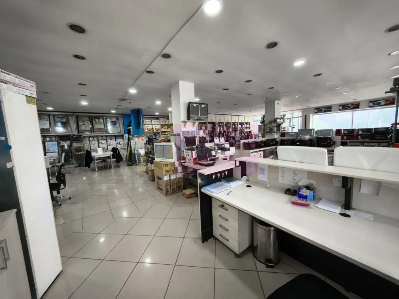 Spațiu Comercial Afumați - La câteva sute de metri de Complexul Comercial Doraly avem un spațiu comercial de închiriat. Vă oferim spre închiriere un spațiu de 300mp, spațiu perfect pentru a desfășura activități comerciale și nu numai. Spațiul se află la parterul unui imobil vecin cu benzinăria Lukoil, spațiu ocupat la momentul actual de Harlem Romania. Spațiul se va elibera în cel mai scurt timp posibil și beneficiază de o bucătărie prevăzută cu aerisire, unde se află și centrala termică dar și de un birou perfect pentru gestionarea activității, înălțimea spațiului este de aproximativ 3ml iar structura este pe cadre de beton armat. Spațiul permite și compartimentare însă se dorește închirierea integrală. Vă oferim astfel o suprafața de aproximativ 300mp într-o zonă cunoscută pentru vadul comercial și pentru apetitul pentru vânzări en-gros. Pentru mai multe detalii și programarea la vizionări nu ezitați să mă contactați. Daniel, Apulum94.