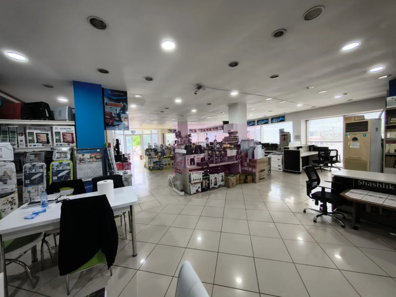 Spațiu Comercial Afumați - La câteva sute de metri de Complexul Comercial Doraly avem un spațiu comercial de închiriat. Vă oferim spre închiriere un spațiu de 300mp, spațiu perfect pentru a desfășura activități comerciale și nu numai. Spațiul se află la parterul unui imobil vecin cu benzinăria Lukoil, spațiu ocupat la momentul actual de Harlem Romania. Spațiul se va elibera în cel mai scurt timp posibil și beneficiază de o bucătărie prevăzută cu aerisire, unde se află și centrala termică dar și de un birou perfect pentru gestionarea activității, înălțimea spațiului este de aproximativ 3ml iar structura este pe cadre de beton armat. Spațiul permite și compartimentare însă se dorește închirierea integrală. Vă oferim astfel o suprafața de aproximativ 300mp într-o zonă cunoscută pentru vadul comercial și pentru apetitul pentru vânzări en-gros. Pentru mai multe detalii și programarea la vizionări nu ezitați să mă contactați. Daniel, Apulum94.