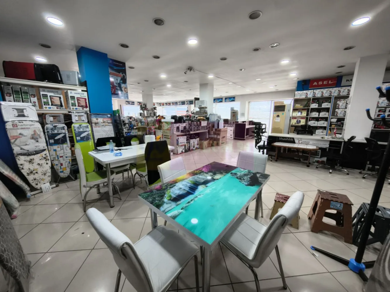 Spațiu Comercial Afumați - La câteva sute de metri de Complexul Comercial Doraly avem un spațiu comercial de închiriat. Vă oferim spre închiriere un spațiu de 300mp, spațiu perfect pentru a desfășura activități comerciale și nu numai. Spațiul se află la parterul unui imobil vecin cu benzinăria Lukoil, spațiu ocupat la momentul actual de Harlem Romania. Spațiul se va elibera în cel mai scurt timp posibil și beneficiază de o bucătărie prevăzută cu aerisire, unde se află și centrala termică dar și de un birou perfect pentru gestionarea activității, înălțimea spațiului este de aproximativ 3ml iar structura este pe cadre de beton armat. Spațiul permite și compartimentare însă se dorește închirierea integrală. Vă oferim astfel o suprafața de aproximativ 300mp într-o zonă cunoscută pentru vadul comercial și pentru apetitul pentru vânzări en-gros. Pentru mai multe detalii și programarea la vizionări nu ezitați să mă contactați. Daniel, Apulum94.
