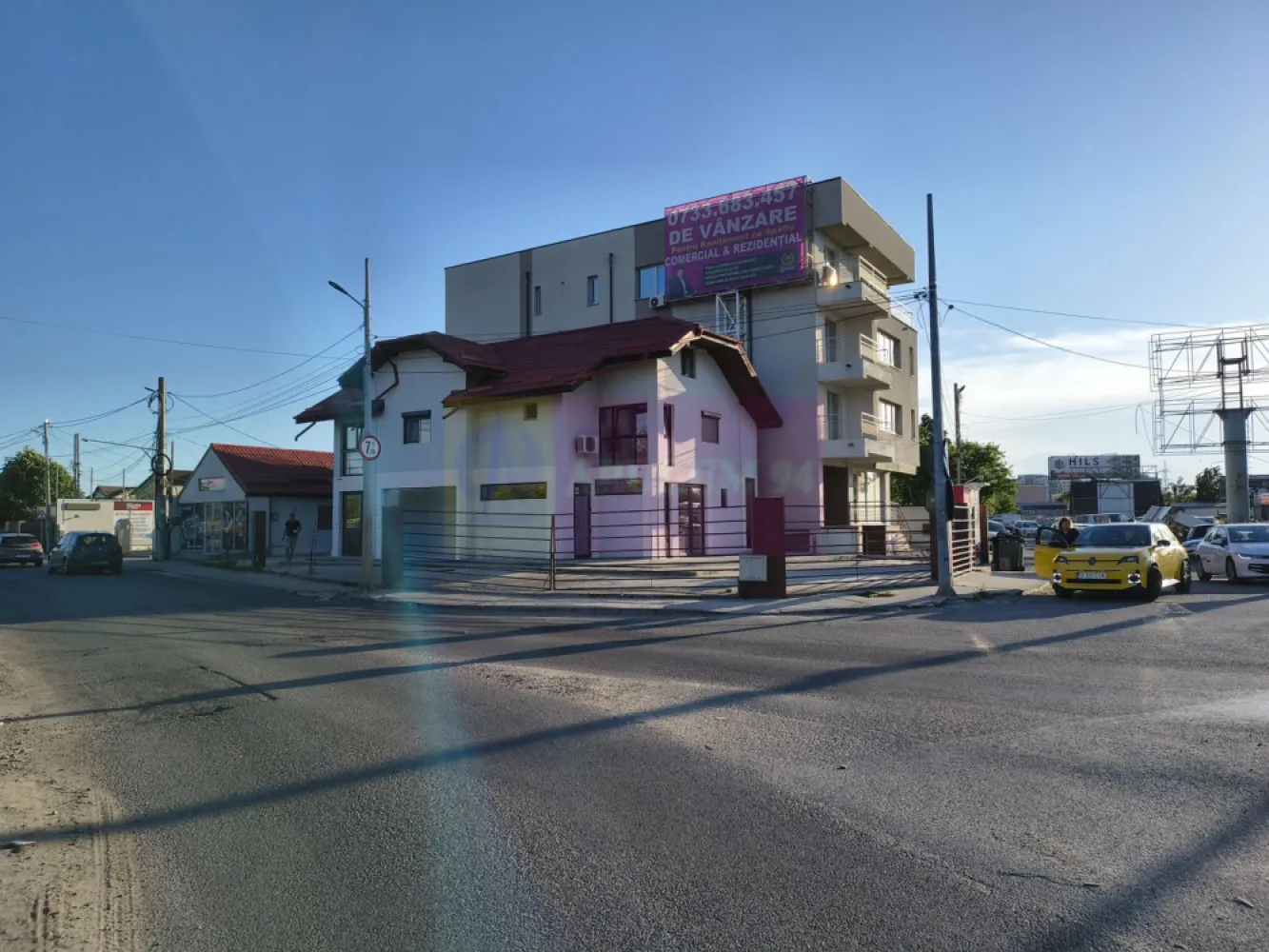 Spațiu de închiriat lângă pasajul Theodor Pallady - Spațiu de închiriat bine amplasat pretabil activități de birou (asigurări, mic birou de contabilitate), vânzare diverse produse, frizerie, salon sau alte activități. Locația se află pe strada Uzinei, la incidența dintre Sectorul 3 și Ilfov, chiar lângă pasajul Theodor Pallady. Spațiul beneficiază de apă curentă, canalizare și curent electric, pentru confort termic avem un aparat de aer condiționat cu invertor dar se poate instala și centrala proprie într-un orizont de timp dacă chiriașul manifestă interes și dovedește că are bonitatea pentru a se ocupa de facturile de la gaz. Suprafața spațiului este de aproximativ 25mp cu o vitrină de aproximativ 5-6 ml iar la cerere se mai pot da spre folosință încă 10mp pentru depozitare în podul imobilului sau în lateralul acestuia, funcție de domeniul de activitate și specificul activităților prestate. Se dorește chiria în avans pe o lună, contravaloarea unei chirii lunare ca și garanție de bună păstrare a imobilului și evident un contract pe minim 12 luni care se va înregistra la Anaf. Pentru mai multe detalii și programarea de vizionări nu ezitați să mă contactați, Daniel, Apulum94.
