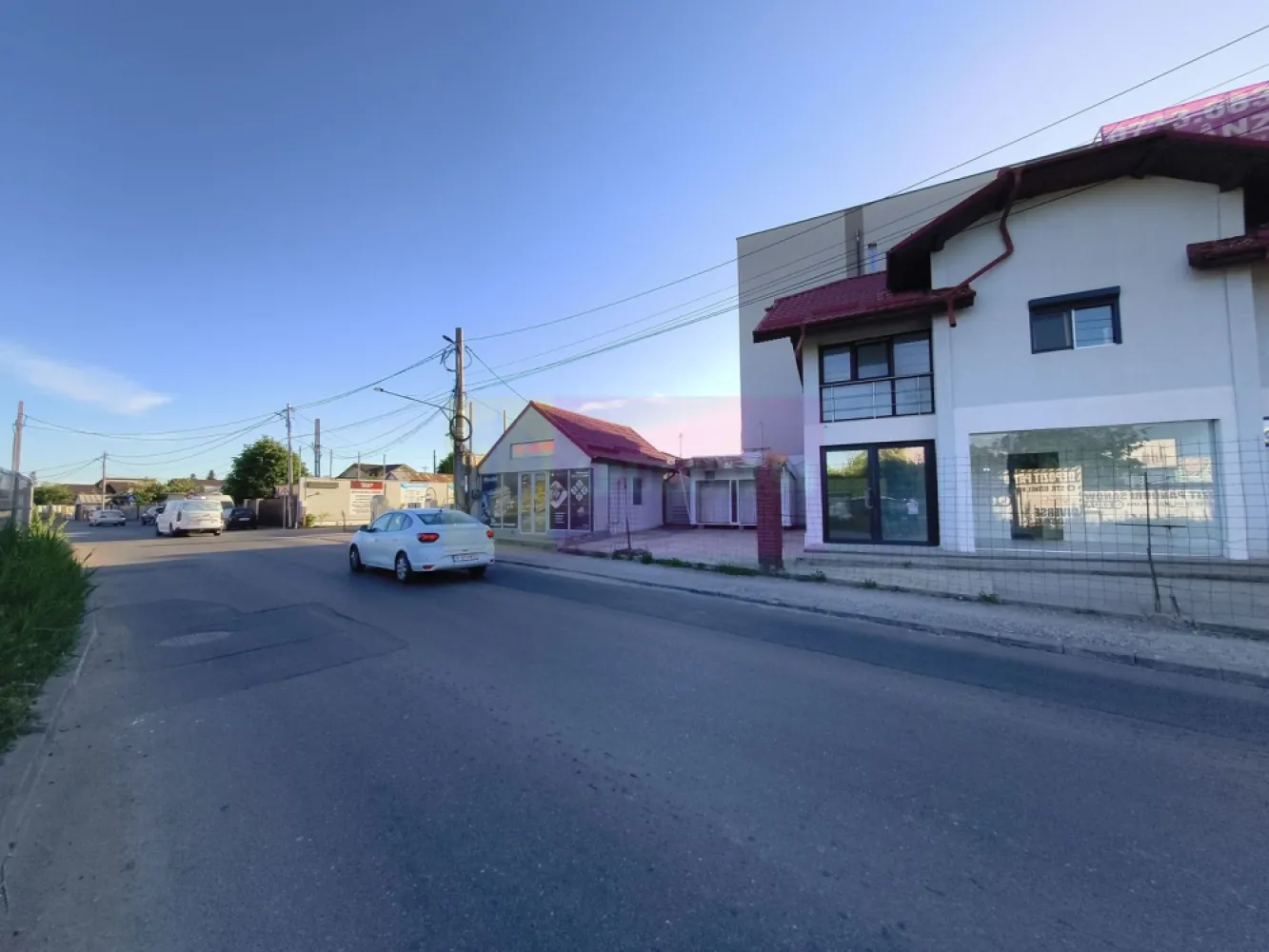 Spațiu de închiriat lângă pasajul Theodor Pallady - Spațiu de închiriat bine amplasat pretabil activități de birou (asigurări, mic birou de contabilitate), vânzare diverse produse, frizerie, salon sau alte activități. Locația se află pe strada Uzinei, la incidența dintre Sectorul 3 și Ilfov, chiar lângă pasajul Theodor Pallady. Spațiul beneficiază de apă curentă, canalizare și curent electric, pentru confort termic avem un aparat de aer condiționat cu invertor dar se poate instala și centrala proprie într-un orizont de timp dacă chiriașul manifestă interes și dovedește că are bonitatea pentru a se ocupa de facturile de la gaz. Suprafața spațiului este de aproximativ 25mp cu o vitrină de aproximativ 5-6 ml iar la cerere se mai pot da spre folosință încă 10mp pentru depozitare în podul imobilului sau în lateralul acestuia, funcție de domeniul de activitate și specificul activităților prestate. Se dorește chiria în avans pe o lună, contravaloarea unei chirii lunare ca și garanție de bună păstrare a imobilului și evident un contract pe minim 12 luni care se va înregistra la Anaf. Pentru mai multe detalii și programarea de vizionări nu ezitați să mă contactați, Daniel, Apulum94.