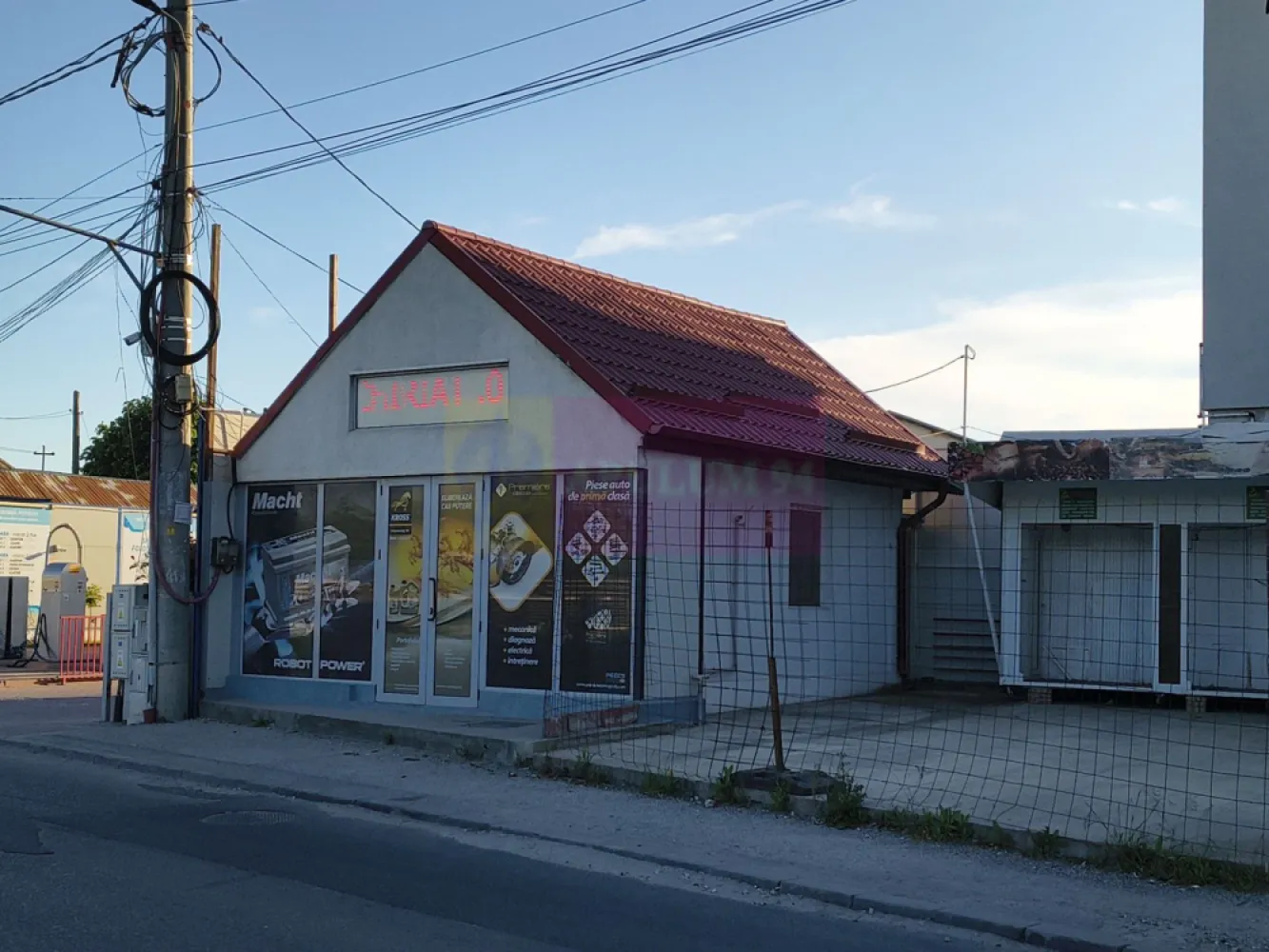 Spațiu de închiriat lângă pasajul Theodor Pallady - Spațiu de închiriat bine amplasat pretabil activități de birou (asigurări, mic birou de contabilitate), vânzare diverse produse, frizerie, salon sau alte activități. Locația se află pe strada Uzinei, la incidența dintre Sectorul 3 și Ilfov, chiar lângă pasajul Theodor Pallady. Spațiul beneficiază de apă curentă, canalizare și curent electric, pentru confort termic avem un aparat de aer condiționat cu invertor dar se poate instala și centrala proprie într-un orizont de timp dacă chiriașul manifestă interes și dovedește că are bonitatea pentru a se ocupa de facturile de la gaz. Suprafața spațiului este de aproximativ 25mp cu o vitrină de aproximativ 5-6 ml iar la cerere se mai pot da spre folosință încă 10mp pentru depozitare în podul imobilului sau în lateralul acestuia, funcție de domeniul de activitate și specificul activităților prestate. Se dorește chiria în avans pe o lună, contravaloarea unei chirii lunare ca și garanție de bună păstrare a imobilului și evident un contract pe minim 12 luni care se va înregistra la Anaf. Pentru mai multe detalii și programarea de vizionări nu ezitați să mă contactați, Daniel, Apulum94.