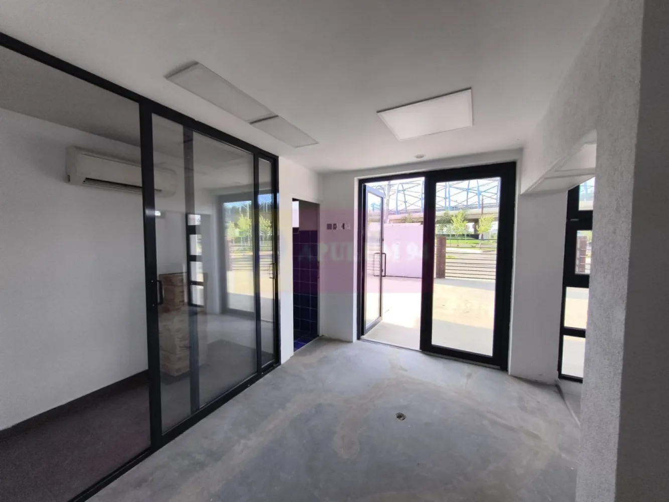 Spațiu comercial pretabil minimarket lângă Pasajul Theodor Pallady - Vă propunem spre închieriere un spațiu de aproximativ 20 mp cu acces facil din bulevardul Theodor Pallady, aflat chiar lângă pasajul Theodor Pallady la incidența dintre sectorul 3 și județul Ilfov. Spațiul beneficiază de o zonă de parking, de o zonă de frig, de grup sanitar, de un aparat de aer condiționat de 12.000BTU care asigură confortul termic, de două intrări și de o poziție foarte bună într-o zonă cu trafic auto intens. Se pretează atât pentru un mic magazin general de tip minimarket dar și pentru alte tipuri de activități care pot pune în valoare poziția. Se dorește un contract înregistrat la ANAF pe cel puțin 12 luni cu plata în avans a unei luni de chirie și o garanție de bună păstrare a bunului imobil cel puțin egală cu contravaloarea unei luni de chirie. Pentru mai multe detalii și programarea de vizionări nu ezitați să mă contactați, Daniel, Apulum94.