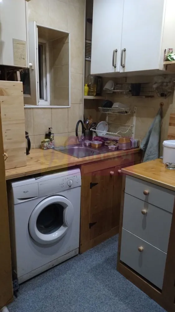Apartament frumos și cochet cu centrală proprie aproape de Parcul IOR - Vă oferim spre cumpărare un apartament cochet și frumos amplasat în inima cartierului Baba Novac, între Parcul IOR și Parcul Național, mai exact între strada Ion Țuculescu și Câmpia Libertății la câteva zeci de metri de Biserica Sfântul Calinic, la trei minute de Grădina de Trandafiri din parcul Alexandru Ioan Cuza (IOR), cu acces facil la mijloace de transport, între școlile gimnaziale Leonardo Da Vinci și Școala 86 iar școala Hamburg este la 15 minute de imobil mers pe jos, la nici 10 minute mers pe jos se află Mall Park Lake, la 10-15 minute mers pe jos de metrou Piața Muncii. Apartamentul este perfect pentru cei îndrăgostiți de natură și iubitori de un stil de viață sănătos. Se află la parterul unui bloc tip vilă cu un singur etaj și beneficiază de o mică curte proprie amenajată ca terasă, Apartamentul este micuț și foarte plăcut, avem 35mp suprafața utilă la care se mai adaugă cei 20 de mp de curte amenajați ca terasă. Este ideal pentru un cuplu. Are două intrări, una direct din stradă și prin curtea interioară a imobilului. La intrare dinspre curtea interioară avem în dreapta grupul sanitar prevăzut cu o cabină de duș iar în stânga avem bucătăria tip chicinetă mobilată și utilată integral, cu centrala termică proprie, cu zone de gătit și bine utilată. Din holul dintre bucătărie și baie se accesează camera de zi. Livingul este în acest moment folosit de proprietari ca și master bedroom datorită proximității față de grupul sanitar și de bucătărie, aici avem un pat matrimonial și multe zone de depozitare, un mic birou, etajere și comoda tv, iar dormitorul este acum amenajat ca și zonă de lucru, birou și alte activități, din dormitor se accesează terasa, compartimentarea fiind una de tip franțuzesc cu trecerea prin cameră, astfel și living-ul și dormitorul sunt camere de trecere spre terasă. La nici două minute de acest apartament tip studio avem magazinul Penny și o zonă de parking. Documentația este la zi iar pentru alte informații și programarea de vizionări nu ezitați să mă contactați. Daniel, Apulum94.