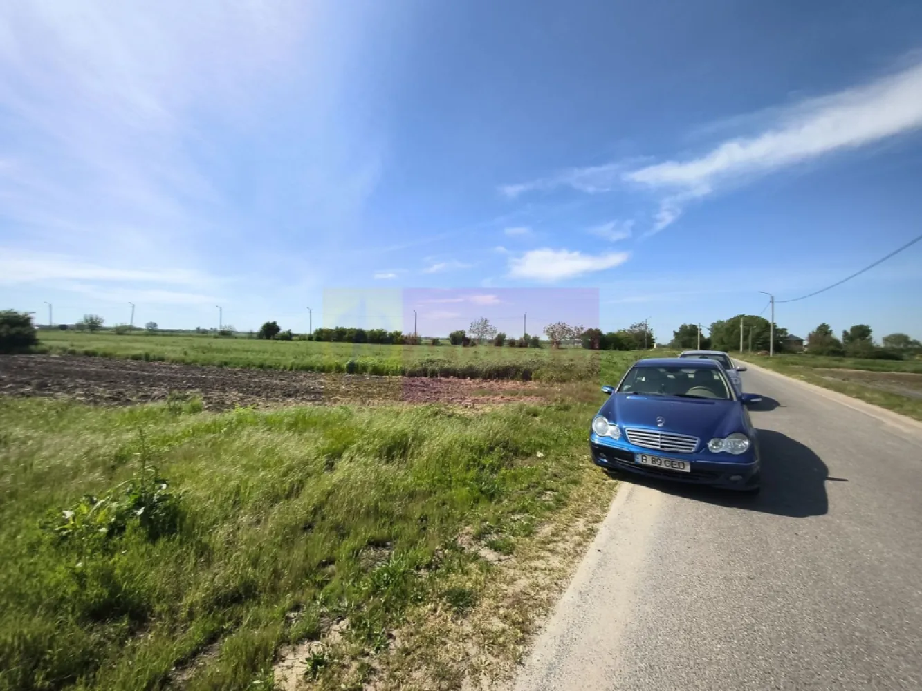 Teren pentru investiție Ilfov, în apropiere de București - Vă oferim spre cumpărare un teren 4700mp, compus din două loturi, teren cu un front stradal de 19ml la asfalt, curent electric lângă teren. Terenul este la incidența localităților 1 Decembrie și Dărăști, administrativ teritorial fiind pe localitatea Dărăști din Ilfov. Zona din proximitatea terenului este cunoscută ca și cartierul Taberei, zona de case-vile se află în plan secund față de teren raportat la artera principală - DJ401D - Mihai Eminescu. Pentru mai multe detalii și programarea de vizionări nu ezitați să mă contactați, Daniel, Apulum94.