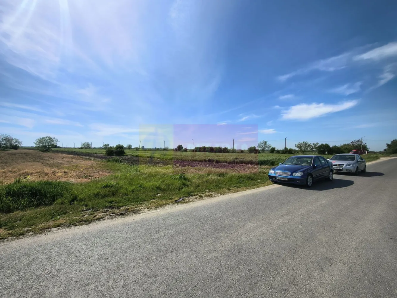 Teren pentru investiție Ilfov, în apropiere de București - Vă oferim spre cumpărare un teren 4700mp, compus din două loturi, teren cu un front stradal de 19ml la asfalt, curent electric lângă teren. Terenul este la incidența localităților 1 Decembrie și Dărăști, administrativ teritorial fiind pe localitatea Dărăști din Ilfov. Zona din proximitatea terenului este cunoscută ca și cartierul Taberei, zona de case-vile se află în plan secund față de teren raportat la artera principală - DJ401D - Mihai Eminescu. Pentru mai multe detalii și programarea de vizionări nu ezitați să mă contactați, Daniel, Apulum94.