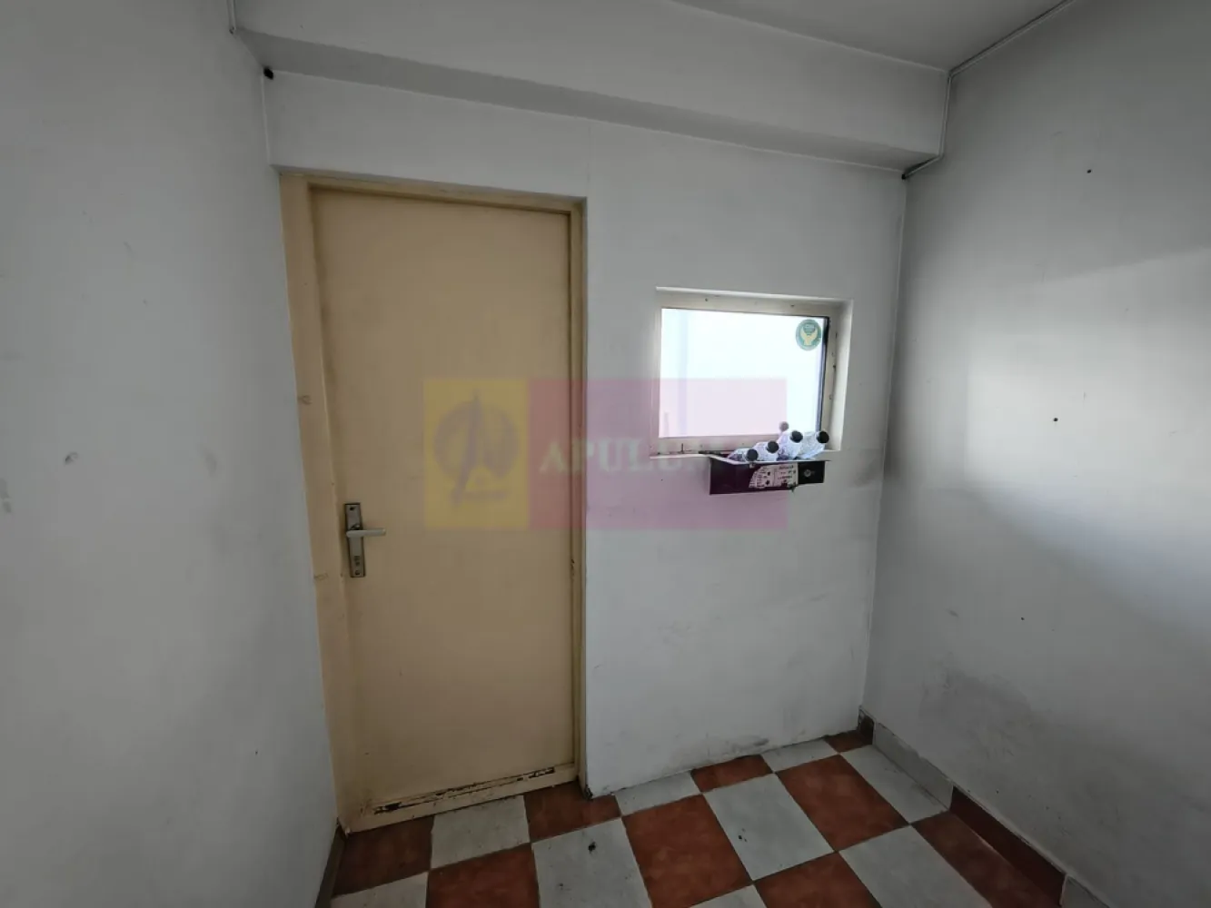 Spațiu aproape de București - Localitatea 1 Decembrie - Vă propunem spre cumpărare un spațiu accesibil în zona de sud a capitalei situat chiar pe Șoseaua Giurgiului în apropiere de trecerea de pietoni din dreptul pieței (actual magazin Anabella), la 500ml de Centrul Comercial Lidl, stradal pe DN5 cu un front stradal de 7ml și cu o suprafață de 60mp compartimentat în două spații, unul de 52mp open space și celălalt de 8mp pentru amanet, cu ușa blindată și geamul securizat. Spațiul este disponibil și se vinde la un preț foarte bun. Avem utilitățile zonei, apă, curent și gaz lângă proprietate și se vinde împreună cu terenul din spate, avem astfel un teren total aferent proprietății de 240mp cu 60mp construcție. Construcția este intabulată, are autorizație de construcție și se poate obține o extindere dacă se dorește și evident bugetul vă permite. Pentru mai multe detalii și programarea de vizionări nu ezitați să mă contactați, Daniel, Apulum94