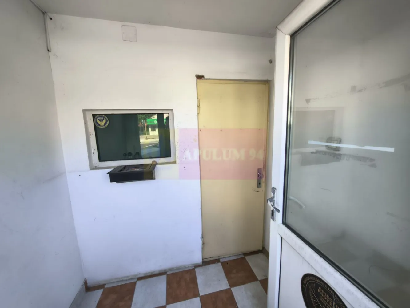 Spațiu aproape de București - Localitatea 1 Decembrie - Vă propunem spre cumpărare un spațiu accesibil în zona de sud a capitalei situat chiar pe Șoseaua Giurgiului în apropiere de trecerea de pietoni din dreptul pieței (actual magazin Anabella), la 500ml de Centrul Comercial Lidl, stradal pe DN5 cu un front stradal de 7ml și cu o suprafață de 60mp compartimentat în două spații, unul de 52mp open space și celălalt de 8mp pentru amanet, cu ușa blindată și geamul securizat. Spațiul este disponibil și se vinde la un preț foarte bun. Avem utilitățile zonei, apă, curent și gaz lângă proprietate și se vinde împreună cu terenul din spate, avem astfel un teren total aferent proprietății de 240mp cu 60mp construcție. Construcția este intabulată, are autorizație de construcție și se poate obține o extindere dacă se dorește și evident bugetul vă permite. Pentru mai multe detalii și programarea de vizionări nu ezitați să mă contactați, Daniel, Apulum94