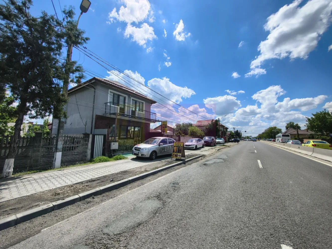 Spațiu Comercial Șoseaua Giurgiului Localitatea 1 Decembrie Ilfov - Vă propunem spre cumpărare un spațiu comercial situat în sudul capitalei în localitatea 1 Decembrie, pe latura de intrare în capitală, de la Giratoriul spre Copăceni la nici 150ml spre București (Spre intrarea A0). Proprietatea este compusă din construcția cu destinație comercială care este dispusă P+1 și care permite extindere pe verticală deoarece avem placă turnată peste etaj, la etaj avem 3 camere, baie și bucătărie și un balcon cu vedre panoramică asupra DN5 Șoseaua Giurgiului, construcția doar Parter cu funcțiune de locuit este în prelungirea spațiului comercial - avem deasemenea alte 3 camere, baie, bucătărie dar și o frumoasă și spațioasă terasă rustică și mai avem o a treia construcție cu rol de spațiu de producție sau depozitare, racordată și ea la utilități. Ca utilități ne bucurăm de curent electric, de gaz și apă curentă. Terenul total este de 1009mp, proprietatea este închisă perimetral cu gard din BCA și are un front stradal de 17ml. Proprietatea este deținută de o persoană fizică și nu se percepe TVA. Accesul este direct din zona pietonală a Șoselei Giurgiului și se poate intra cu automobilul în curte, se pretează pentru activități comerciale, de producție nepoluantă sau depozit diverse materiale. Deși avem o suprafață construită de peste 280mp, dacă se dorește o extindere se pot face demersuri în acest sens deoarece regulamentul urbanistic permite edificarea de construcții de peste 350mp la suprafața de teren pe care o avem spre vânzare. Pentru mai multe detalii și programarea de vizionări nu ezitați să mă contactați, Daniel, Apulum94.