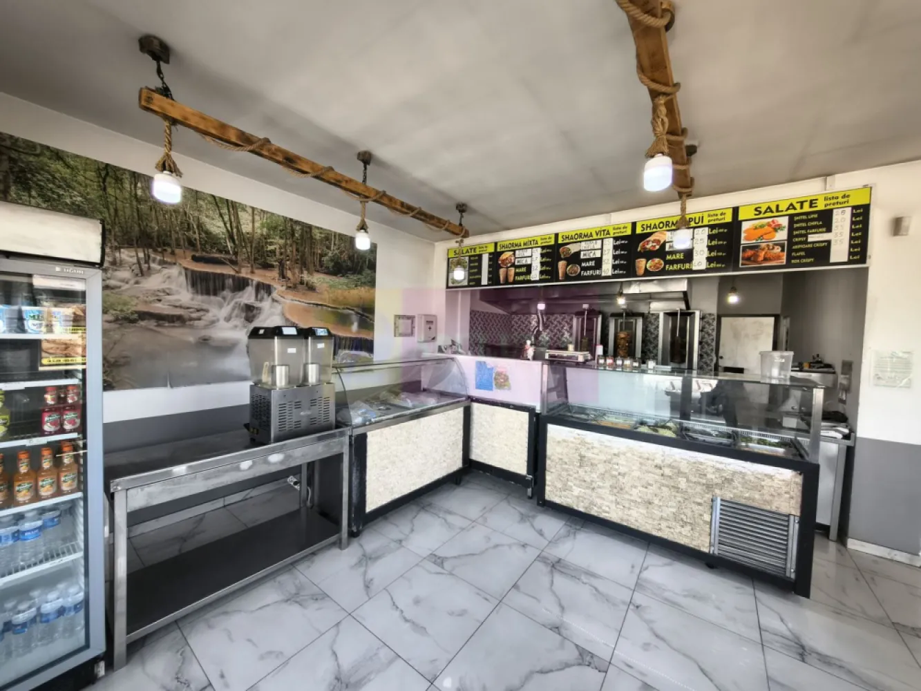 Spațiu Comercial Șoseaua Giurgiului Localitatea 1 Decembrie Ilfov - Vă propunem spre cumpărare un spațiu comercial situat în sudul capitalei în localitatea 1 Decembrie, pe latura de intrare în capitală, de la Giratoriul spre Copăceni la nici 150ml spre București (Spre intrarea A0). Proprietatea este compusă din construcția cu destinație comercială care este dispusă P+1 și care permite extindere pe verticală deoarece avem placă turnată peste etaj, la etaj avem 3 camere, baie și bucătărie și un balcon cu vedre panoramică asupra DN5 Șoseaua Giurgiului, construcția doar Parter cu funcțiune de locuit este în prelungirea spațiului comercial - avem deasemenea alte 3 camere, baie, bucătărie dar și o frumoasă și spațioasă terasă rustică și mai avem o a treia construcție cu rol de spațiu de producție sau depozitare, racordată și ea la utilități. Ca utilități ne bucurăm de curent electric, de gaz și apă curentă. Terenul total este de 1009mp, proprietatea este închisă perimetral cu gard din BCA și are un front stradal de 17ml. Proprietatea este deținută de o persoană fizică și nu se percepe TVA. Accesul este direct din zona pietonală a Șoselei Giurgiului și se poate intra cu automobilul în curte, se pretează pentru activități comerciale, de producție nepoluantă sau depozit diverse materiale. Deși avem o suprafață construită de peste 280mp, dacă se dorește o extindere se pot face demersuri în acest sens deoarece regulamentul urbanistic permite edificarea de construcții de peste 350mp la suprafața de teren pe care o avem spre vânzare. Pentru mai multe detalii și programarea de vizionări nu ezitați să mă contactați, Daniel, Apulum94.