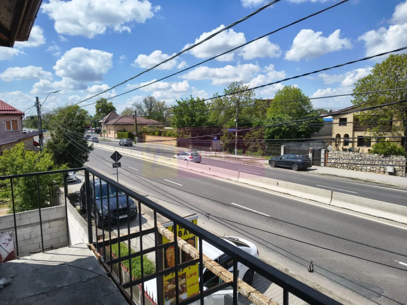 Spațiu Comercial Șoseaua Giurgiului Localitatea 1 Decembrie Ilfov - Vă propunem spre cumpărare un spațiu comercial situat în sudul capitalei în localitatea 1 Decembrie, pe latura de intrare în capitală, de la Giratoriul spre Copăceni la nici 150ml spre București (Spre intrarea A0). Proprietatea este compusă din construcția cu destinație comercială care este dispusă P+1 și care permite extindere pe verticală deoarece avem placă turnată peste etaj, la etaj avem 3 camere, baie și bucătărie și un balcon cu vedre panoramică asupra DN5 Șoseaua Giurgiului, construcția doar Parter cu funcțiune de locuit este în prelungirea spațiului comercial - avem deasemenea alte 3 camere, baie, bucătărie dar și o frumoasă și spațioasă terasă rustică și mai avem o a treia construcție cu rol de spațiu de producție sau depozitare, racordată și ea la utilități. Ca utilități ne bucurăm de curent electric, de gaz și apă curentă. Terenul total este de 1009mp, proprietatea este închisă perimetral cu gard din BCA și are un front stradal de 17ml. Proprietatea este deținută de o persoană fizică și nu se percepe TVA. Accesul este direct din zona pietonală a Șoselei Giurgiului și se poate intra cu automobilul în curte, se pretează pentru activități comerciale, de producție nepoluantă sau depozit diverse materiale. Deși avem o suprafață construită de peste 280mp, dacă se dorește o extindere se pot face demersuri în acest sens deoarece regulamentul urbanistic permite edificarea de construcții de peste 350mp la suprafața de teren pe care o avem spre vânzare. Pentru mai multe detalii și programarea de vizionări nu ezitați să mă contactați, Daniel, Apulum94.