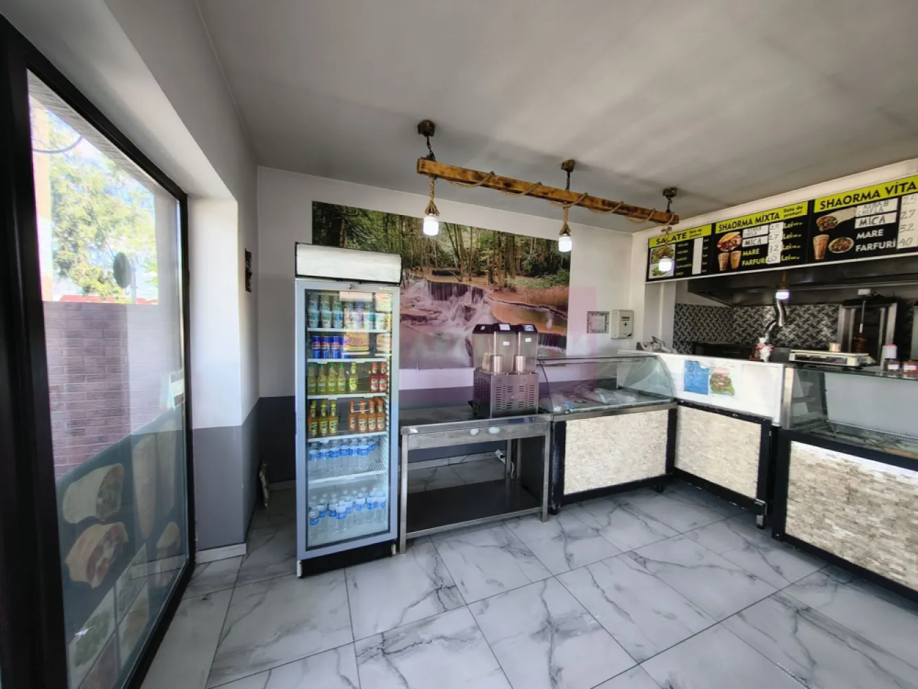 Spațiu Comercial Șoseaua Giurgiului Localitatea 1 Decembrie Ilfov - Vă propunem spre cumpărare un spațiu comercial situat în sudul capitalei în localitatea 1 Decembrie, pe latura de intrare în capitală, de la Giratoriul spre Copăceni la nici 150ml spre București (Spre intrarea A0). Proprietatea este compusă din construcția cu destinație comercială care este dispusă P+1 și care permite extindere pe verticală deoarece avem placă turnată peste etaj, la etaj avem 3 camere, baie și bucătărie și un balcon cu vedre panoramică asupra DN5 Șoseaua Giurgiului, construcția doar Parter cu funcțiune de locuit este în prelungirea spațiului comercial - avem deasemenea alte 3 camere, baie, bucătărie dar și o frumoasă și spațioasă terasă rustică și mai avem o a treia construcție cu rol de spațiu de producție sau depozitare, racordată și ea la utilități. Ca utilități ne bucurăm de curent electric, de gaz și apă curentă. Terenul total este de 1009mp, proprietatea este închisă perimetral cu gard din BCA și are un front stradal de 17ml. Proprietatea este deținută de o persoană fizică și nu se percepe TVA. Accesul este direct din zona pietonală a Șoselei Giurgiului și se poate intra cu automobilul în curte, se pretează pentru activități comerciale, de producție nepoluantă sau depozit diverse materiale. Deși avem o suprafață construită de peste 280mp, dacă se dorește o extindere se pot face demersuri în acest sens deoarece regulamentul urbanistic permite edificarea de construcții de peste 350mp la suprafața de teren pe care o avem spre vânzare. Pentru mai multe detalii și programarea de vizionări nu ezitați să mă contactați, Daniel, Apulum94.
