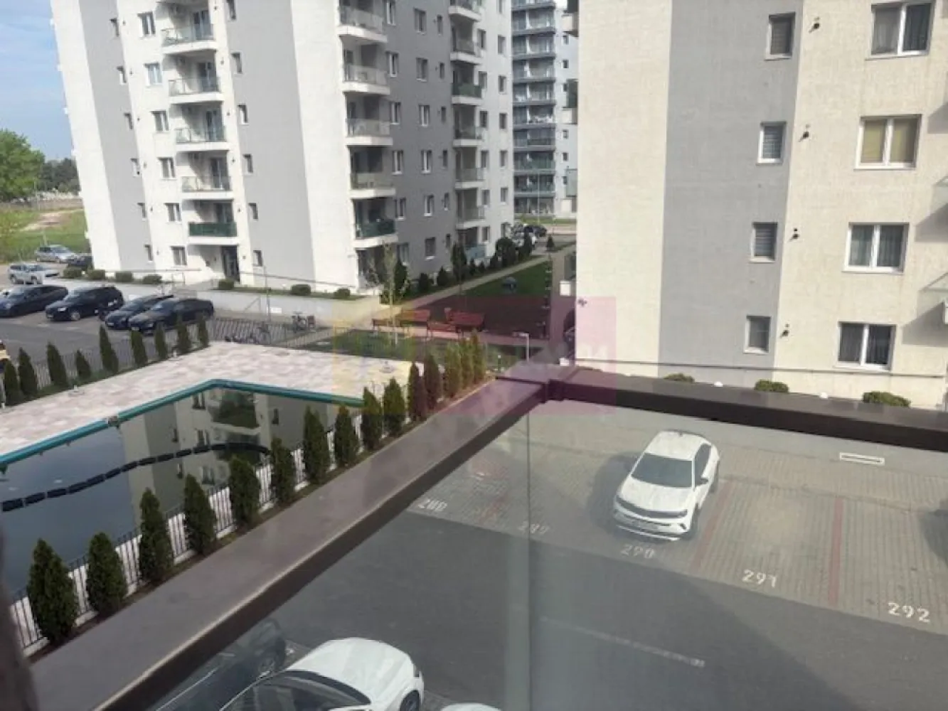 Apartament 2 camere Dimri Residence- Prelungirea Ghencea. - Compania imobiliara Apulum 94 va propune spre inchiriere un apartament de 2 camere situat in complexul Dimri Residence din Prelungirea Ghencea- Sector 6. 
Imobilul are 8 etaje, este izolat termic, foarte curat si beneficiaza de 2 lifturi. 
Apartamentul este la etajul 2 si este la prima inchiriere. 
Dormitorul are pat si dressing noi, bucataria va avea frigider, plita si cuptor electric noi. 
Livingul nu este mobilat si nici bucataria, dar se pot discuta variante pentru mobilare. 
Incalzirea este cu centrala proprie pe gaze.
In zona sunt magazine, hypermarketuri si mijloace de transport. 
Pentru vizionare si alte detalii nu ezitati sa ma contactati pe nr 0733683446- Laura Ionescu.