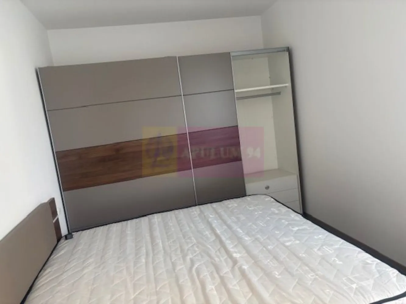 Apartament 2 camere Dimri Residence- Prelungirea Ghencea. - Compania imobiliara Apulum 94 va propune spre inchiriere un apartament de 2 camere situat in complexul Dimri Residence din Prelungirea Ghencea- Sector 6. 
Imobilul are 8 etaje, este izolat termic, foarte curat si beneficiaza de 2 lifturi. 
Apartamentul este la etajul 2 si este la prima inchiriere. 
Dormitorul are pat si dressing noi, bucataria va avea frigider, plita si cuptor electric noi. 
Livingul nu este mobilat si nici bucataria, dar se pot discuta variante pentru mobilare. 
Incalzirea este cu centrala proprie pe gaze.
In zona sunt magazine, hypermarketuri si mijloace de transport. 
Pentru vizionare si alte detalii nu ezitati sa ma contactati pe nr 0733683446- Laura Ionescu.