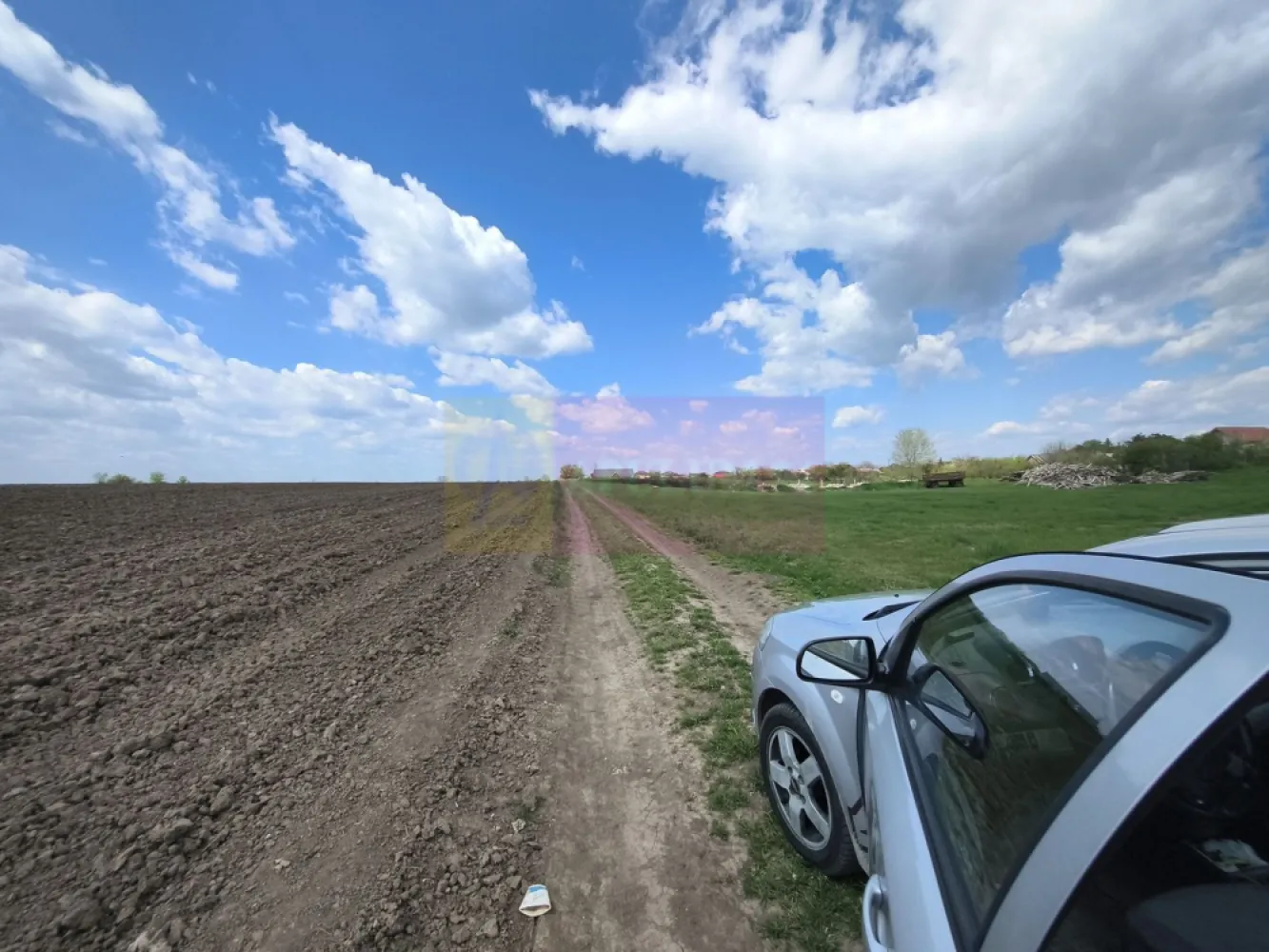 Poșta Teren 3000mp aproape de utilități ideal proiect rezidețial - Teren 3000mp la nici 10ml de toate utilitățile, ideal pentru dezvoltare de proiect rezidențial. Terenul se află în intravilanul localității, la 7 minute de Șoseaua de Centură a Bucureștiului (DNCB) cu acces prin Glina sau Cernica prin Bălăceanca. Administrativ este pe teritoriul Cernica și ține de localitatea Poșta. Terenul are o deschidere generoasă cu un front stradal de peste 30ml la drum. Zona beneficiază de toate utilitățile (apă curentă, gaz, electricitate, canalizare), acces facil spre oraș, servicii de salubritate, transport public, internet, parc central, mini-stadion de fotbal, centru comercial, străzi asfaltate, proximitatea unei păduri (Pădurea Păroaia aflată la 700ml de teren, pădure ce asigură aer proaspăt pentru întreaga zonă), în zonă fiind mai cunoscut proiectul rezidențial Liziera de Lac aflat la 5 minute de acest teren. Documentele sunt la zi, proprietatea este deținută de o persoană juridică neplătitoare de TVA și este de actualitate în acest moment, pentru mai multe detalii și programarea de vizionări nu ezitați să mă contactați, Daniel, Apulum94.