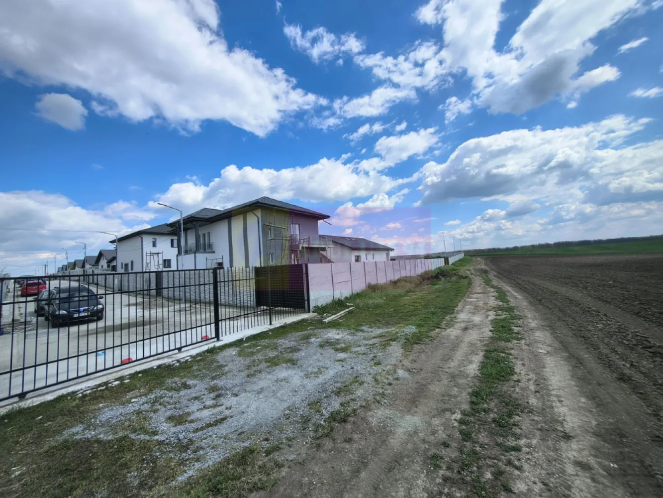 Poșta Teren 3000mp aproape de utilități ideal proiect rezidețial - Teren 3000mp la nici 10ml de toate utilitățile, ideal pentru dezvoltare de proiect rezidențial. Terenul se află în intravilanul localității, la 7 minute de Șoseaua de Centură a Bucureștiului (DNCB) cu acces prin Glina sau Cernica prin Bălăceanca. Administrativ este pe teritoriul Cernica și ține de localitatea Poșta. Terenul are o deschidere generoasă cu un front stradal de peste 30ml la drum. Zona beneficiază de toate utilitățile (apă curentă, gaz, electricitate, canalizare), acces facil spre oraș, servicii de salubritate, transport public, internet, parc central, mini-stadion de fotbal, centru comercial, străzi asfaltate, proximitatea unei păduri (Pădurea Păroaia aflată la 700ml de teren, pădure ce asigură aer proaspăt pentru întreaga zonă), în zonă fiind mai cunoscut proiectul rezidențial Liziera de Lac aflat la 5 minute de acest teren. Documentele sunt la zi, proprietatea este deținută de o persoană juridică neplătitoare de TVA și este de actualitate în acest moment, pentru mai multe detalii și programarea de vizionări nu ezitați să mă contactați, Daniel, Apulum94.
