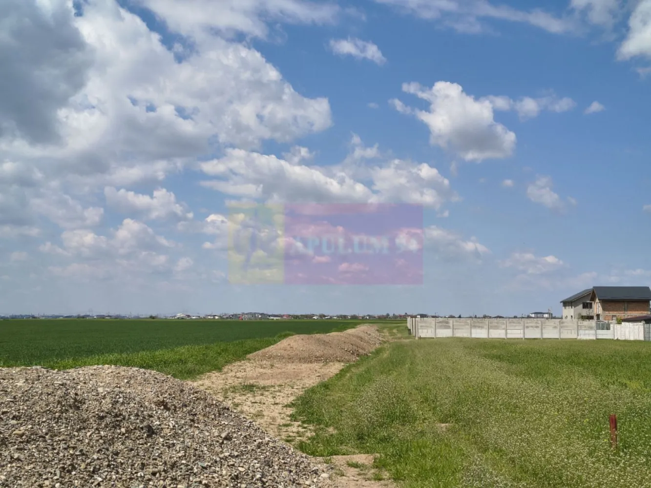 Poșta -Teren 12.450mp pretabil hală/rezidențial la 150ml de utilități - Teren 12.450mp la 150ml de toate utilitățile, ideal pentru dezvoltare de proiect rezidențial, pretabil și pentru construcție hale depozitare sau activități productive nepoluante. Terenul se află în intravilanul localității, la 7 minute de Șoseaua de Centură a Bucureștiului (DNCB) cu acces prin Glina sau Cernica prin Bălăceanca. Administrativ este pe teritoriul Cernica și ține de localitatea Poșta. Terenul are o deschidere generoasă cu un front stradal de peste 250ml la trei drumuri, fiind mărginit pe 3 laturi de drumuri neamenajate, cu acces din localitatea Poșta prin strada Cimbrului (strada asfaltată și cu utilități cunoscută și ca "strada cu terenul de fotbaL") Zona beneficiază de toate utilitățile (apă curentă, gaz, electricitate, canalizare), acces facil spre oraș, servicii de salubritate, transport public, internet, parc central, mini-stadion de fotbal, centru comercial, străzi asfaltate, proximitatea unei păduri (Pădurea Păroaia aflată la 700ml de teren, pădure ce asigură aer proaspăt pentru întreaga zonă), în zonă fiind mai cunoscut proiectul rezidențial Liziera de Lac aflat la 5 minute de acest teren. Documentele sunt la zi, proprietatea este deținută de o persoană juridică neplătitoare de TVA și este de actualitate în acest moment, pentru mai multe detalii și programarea de vizionări nu ezitați să mă contactați, Daniel, Apulum94.