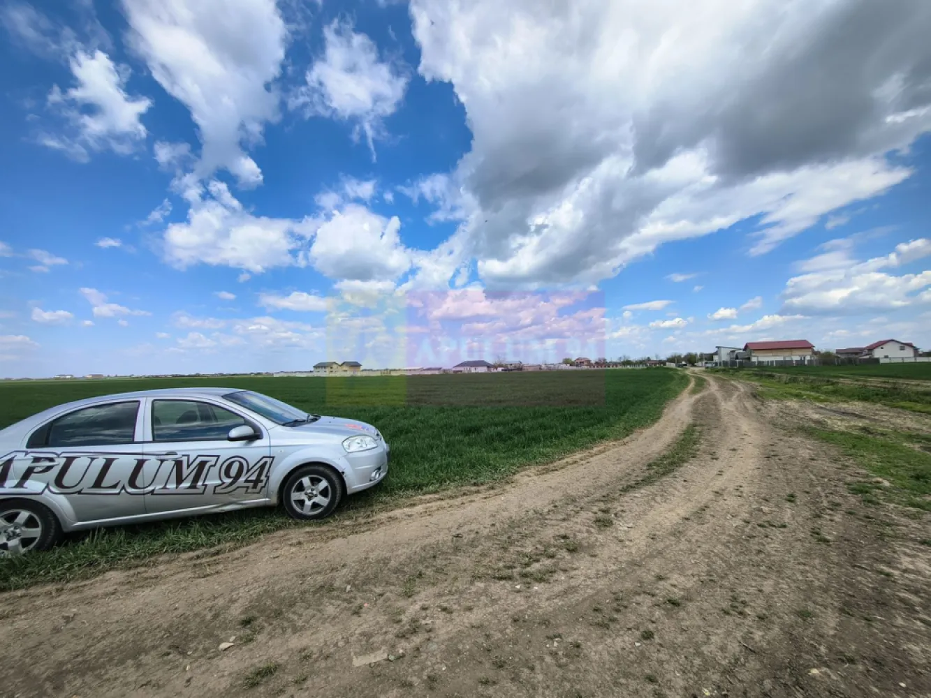 Poșta -Teren 12.450mp pretabil hală/rezidențial la 150ml de utilități - Teren 12.450mp la 150ml de toate utilitățile, ideal pentru dezvoltare de proiect rezidențial, pretabil și pentru construcție hale depozitare sau activități productive nepoluante. Terenul se află în intravilanul localității, la 7 minute de Șoseaua de Centură a Bucureștiului (DNCB) cu acces prin Glina sau Cernica prin Bălăceanca. Administrativ este pe teritoriul Cernica și ține de localitatea Poșta. Terenul are o deschidere generoasă cu un front stradal de peste 250ml la trei drumuri, fiind mărginit pe 3 laturi de drumuri neamenajate, cu acces din localitatea Poșta prin strada Cimbrului (strada asfaltată și cu utilități cunoscută și ca "strada cu terenul de fotbaL") Zona beneficiază de toate utilitățile (apă curentă, gaz, electricitate, canalizare), acces facil spre oraș, servicii de salubritate, transport public, internet, parc central, mini-stadion de fotbal, centru comercial, străzi asfaltate, proximitatea unei păduri (Pădurea Păroaia aflată la 700ml de teren, pădure ce asigură aer proaspăt pentru întreaga zonă), în zonă fiind mai cunoscut proiectul rezidențial Liziera de Lac aflat la 5 minute de acest teren. Documentele sunt la zi, proprietatea este deținută de o persoană juridică neplătitoare de TVA și este de actualitate în acest moment, pentru mai multe detalii și programarea de vizionări nu ezitați să mă contactați, Daniel, Apulum94.