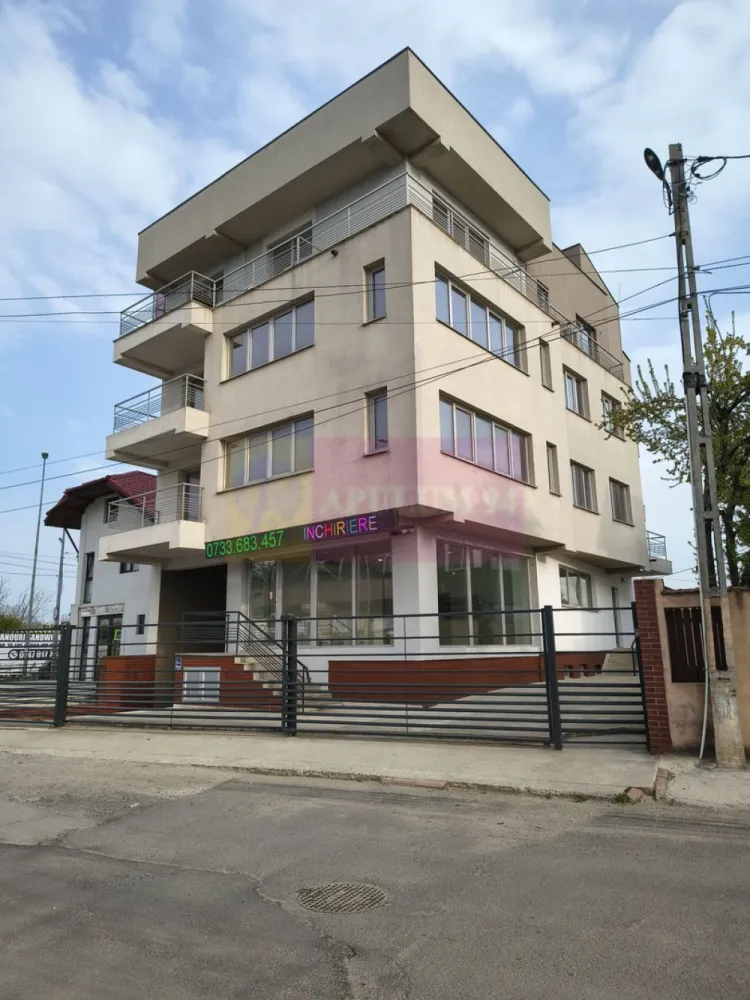 Bloc tip Boutique, Solid, Elegant și Bine Amplasat lângă Pasaj Pallady - Bloc tip Boutique cu o structură de rezistență de excepție de vânzare. Se află chiar lângă pasajul Theodor Pallady, cu acces facil spre zona comercială Theodor Pallady (Ikea, Jumbo, Carrefour, Leroy Merlin și altele), spre A2, spre DNCB (Centura București) și spre cartierul Cățelu din Ilfov. Blocul este construit în 2007-2008 și are o structură solidă pe cadre de beton armat. Fiecare nivel este proiectat open-space, compartimentarea este în mare parte pe structură ușoară la parter și etajul 3 iar la etajele 1 și 2 avem open-space, la aceste etaje fiind vizibil cu ochiul liber tot ceea ce tine de structură, deci cumpărați în cunoștință de cauză un imobil solid, elegant și bine amplasat. Deasupra etajului 3 avem o frumoasă terasă cu o priveliște superbă asupra orașului și a zonei de proximitate. Demisolul este închiriat deja, restul imobilului fiind liber, imobilul fiind și de închiriat în acest moment. Suprafața utilă pe fiecare nivel este de peste 140 mp. Imobilul se pretează pentru orice tip de activitate, parterul dispune de o vitrină generoasă și se pretează pentru activități comerciale, dar se poate folosi și pentru activități de birou sau activități lucrative, imobilul beneficiind de racord la curent trifazat. Se pretează și pentru activități de tip educațional de tip școală privată, grădiniță sau after-school, locația fiind tranzitată de părinții care în drum spre și de la job îi pot lăsa pe cei mici la acest imobil. Nu se percepe TVA, proprietarul este persoană juridică neplătitoare de TVA, se dorește în schimb seriozitate și evident bonitate. Pentru mai multe informații și programarea de vizionări nu ezitați să mă contactați, Daniel, Apulum94. Comisionul agenției este de 3% pentru acest imobil de excepție oferit la un preț foarte bun. La vizionare se semnează formularul agenției.