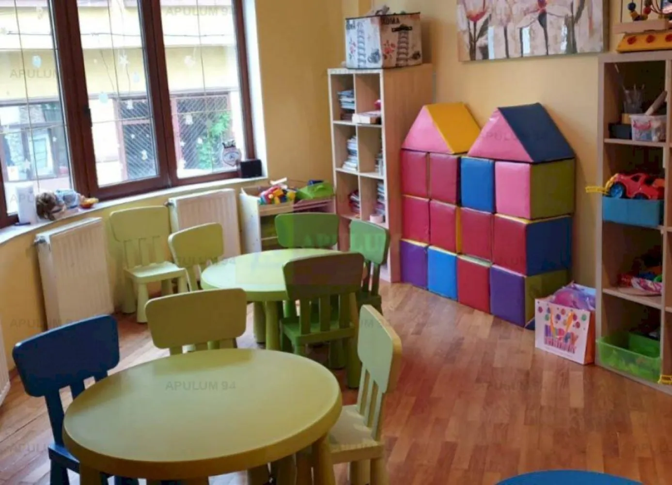 Grădiniță sau After School între Parcul Tineretului și Parcul Carol - Vă propun un imobil ideal pentru a desfășura activități cu profil educațional, la un minut de Parcul Carol si 2 minute de Parcul Tineretului, 5 minute de metrou. Vila este extrem de spațioasă și in prezent este dotata si echipată cu mai mult decât strictul necesar pentru a desfașura activitați cu profil educațional de tip Gradiniță sau After-School, deoarece acest imobil a funcționat mai bine de 14 ani ca centru educațional de top.
 Vila este finalizată dupa anul 2004, structurata pe 4 nivele, Demisol, Parter, Etaj si Mansarda, cu o suprafata utila de aproximativ 120mp/nivel. La Demisol avem adapost de tip ALA, doua camere tehnice, centrala termica de mare putere, rezervor 1000 de litri apa menajera, bucatarie echipata cu aparatura profesionala, grup sanitar cu dus pentru personal la demisol. Parterul este primitor si luminos, cu zona de depozitare, cu sali pentru activitati si/sau odihna, luat masa, camera pentru citit cu semineu, zona de joaca, birou -personal administrativ, acces terasa si curte, curtea este suficient de spațioasă pentru tot felul de activități, aproximativ 250mp, la etaj se urcă pe o frumoasă scară, etaj unde avem deasemenea mai multe săli multifuncționale ce pot fi folosite atat pentru activitați diverse, tot aici avem și un grup sanitar spatios cu strictul necesar pentru cei mici, un balcon mare tip terasa cu vedere spre curtea proprie, mansarda este gandita ca un apartament pentru locuit dar se poate schimba ca destinație daca se doreste, aici ne bucuram de spații mari, ferestre tip velux, și de multa lumină naturală ca de fapt in intreaga vilă. Înaltimea camerelor permite asfel orice artificiu de design și amplasarea de aparatură și mobilier. 
 Imobilul se pretează și pentru activitați de birou și se poate inchiria și pentru a fi locuit. Are două parcuri frumoase în imediata apropiere, centre comerciale și mijloace de transport (metrou Eroii Revoluției la 5 minute).
 Pentru a închiria acest imobil proprietarul solicită chiria plătită în avans pe 2 luni și o garanție de bună păstrare a imobilului de 8000 de euro. 
 Se poate închiria și separat demisolul pentru activități de tip catering la 1500 de euro/lună discutabil iar restul imobilului (Parterul, Etajul și Mansarda la 3500 de euro)
 Pentru vizionări și alte detalii nu ezitati sa ma contactați. Daniel Dumitru Duță, Apulum94.