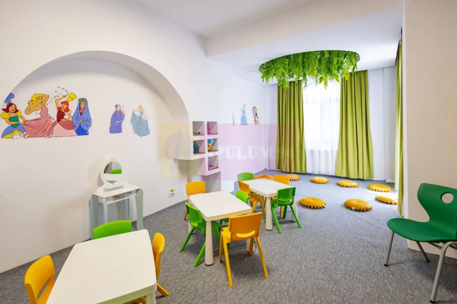 Grădiniță sau After School între Parcul Tineretului și Parcul Carol - Vă propun un imobil ideal pentru a desfășura activități cu profil educațional, la un minut de Parcul Carol si 2 minute de Parcul Tineretului, 5 minute de metrou. Vila este extrem de spațioasă și in prezent este dotata si echipată cu mai mult decât strictul necesar pentru a desfașura activitați cu profil educațional de tip Gradiniță sau After-School, deoarece acest imobil a funcționat mai bine de 14 ani ca centru educațional de top.
 Vila este finalizată dupa anul 2004, structurata pe 4 nivele, Demisol, Parter, Etaj si Mansarda, cu o suprafata utila de aproximativ 120mp/nivel. La Demisol avem adapost de tip ALA, doua camere tehnice, centrala termica de mare putere, rezervor 1000 de litri apa menajera, bucatarie echipata cu aparatura profesionala, grup sanitar cu dus pentru personal la demisol. Parterul este primitor si luminos, cu zona de depozitare, cu sali pentru activitati si/sau odihna, luat masa, camera pentru citit cu semineu, zona de joaca, birou -personal administrativ, acces terasa si curte, curtea este suficient de spațioasă pentru tot felul de activități, aproximativ 250mp, la etaj se urcă pe o frumoasă scară, etaj unde avem deasemenea mai multe săli multifuncționale ce pot fi folosite atat pentru activitați diverse, tot aici avem și un grup sanitar spatios cu strictul necesar pentru cei mici, un balcon mare tip terasa cu vedere spre curtea proprie, mansarda este gandita ca un apartament pentru locuit dar se poate schimba ca destinație daca se doreste, aici ne bucuram de spații mari, ferestre tip velux, și de multa lumină naturală ca de fapt in intreaga vilă. Înaltimea camerelor permite asfel orice artificiu de design și amplasarea de aparatură și mobilier. 
 Imobilul se pretează și pentru activitați de birou și se poate inchiria și pentru a fi locuit. Are două parcuri frumoase în imediata apropiere, centre comerciale și mijloace de transport (metrou Eroii Revoluției la 5 minute).
 Pentru a închiria acest imobil proprietarul solicită chiria plătită în avans pe 2 luni și o garanție de bună păstrare a imobilului de 8000 de euro. 
 Se poate închiria și separat demisolul pentru activități de tip catering la 1500 de euro/lună discutabil iar restul imobilului (Parterul, Etajul și Mansarda la 3500 de euro)
 Pentru vizionări și alte detalii nu ezitati sa ma contactați. Daniel Dumitru Duță, Apulum94.