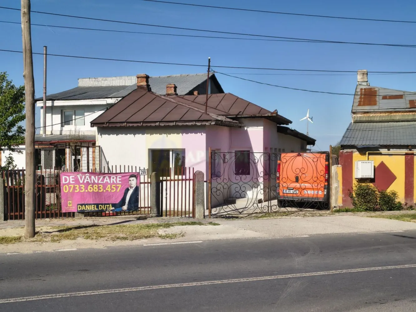 Casă aproape de București gata de mutat - O casă frumoasă pe parter la mică distanță de oraș care beneficiază de toate utilitățile și are în apropiere mijloace de transport, centre comerciale, școală și grădiniță și unde vă puteți bucura de un stil de viață sănătos.
Casa este construită mai demult dar renovată integral, din temelii în 2026. Este amplasată pe un teren de 500 de metrii pătrați. Casa are o configurație plăcută, este decomandată, cu accesul din holul de intrare care se continuă spre bucătăria situată spre grădină. Holul de intrare ne permite accesul spre cele două dormitoare, spre living, baie și bucătărie. Casa beneficiază și de o pivniță spațiosă, Deasemenea jumătate din casă, jumătatea dinspre grădină, se poate mansarda deoarece avem placă turnată și se poate obține ușor extindere dacă se va dori acest lucru, evident. Structura este din cărămidă plină, cărămidă care a fost îmbrăcată în plasă de Buzău și apoi tencuită, casa devenind astfel aproape un buncăr. În momentul de față avem branșamente la curent electric, apă și canalizare, urmează și gaz, întrega rețea de interior fiind doar realizată, doar contorul de gaz trebuie montat. Proprietarul a instalat centrala termică și s-a ocupat și de branșamentele interioare ale caloriferelor, instalația electrică este din cupru. Casa este amplasată spre strada principală a localității. Compartimentarea este plăcută. Prima cameră este despărțită de cea de-a doua de un mic lobby ce poate fi folosit atât pentru socializare cât și pentru a se crea un dressing. Cele două camere care sunt mai aproape de intrarea dinspre stradă sunt călduroase cu suprafețe de aproximativ 10 mp fiecare. Accesul spre living se face din holul care străbate casa de la un capăt la celălalt. Sub living cu acces din hol este pivnița casei, în zona cu intrarea în pivniță avem grupul sanitar iar în capătul holului avem bucătăria care este practic aproape de grădina care se învecinează cu solarele vecinilor, localitatea Copăceni fiind cunoscută ca una de oameni gospodari cu experiență în cultivarea de legume, zarzavaturi și flori. În apropierea casei este și o stație de autobuz care merge la Metrou Eroii Revoluției.
 Accesul este facil, din Bucuresti, din cartierele Giurgiului- Progresul avem aproximativ 8 minute cu masina iar din Berceni, Sectorul 4 avem 12 minute. Pentru mai multe detalii și programarea de vizionări nu ezitați să mă contactați, Daniel, Apulum94. Facilităm și achiziționarea prin credit ipotecar prin intermediul partenerilor, la vizionare se semnează contract de prestări servicii.