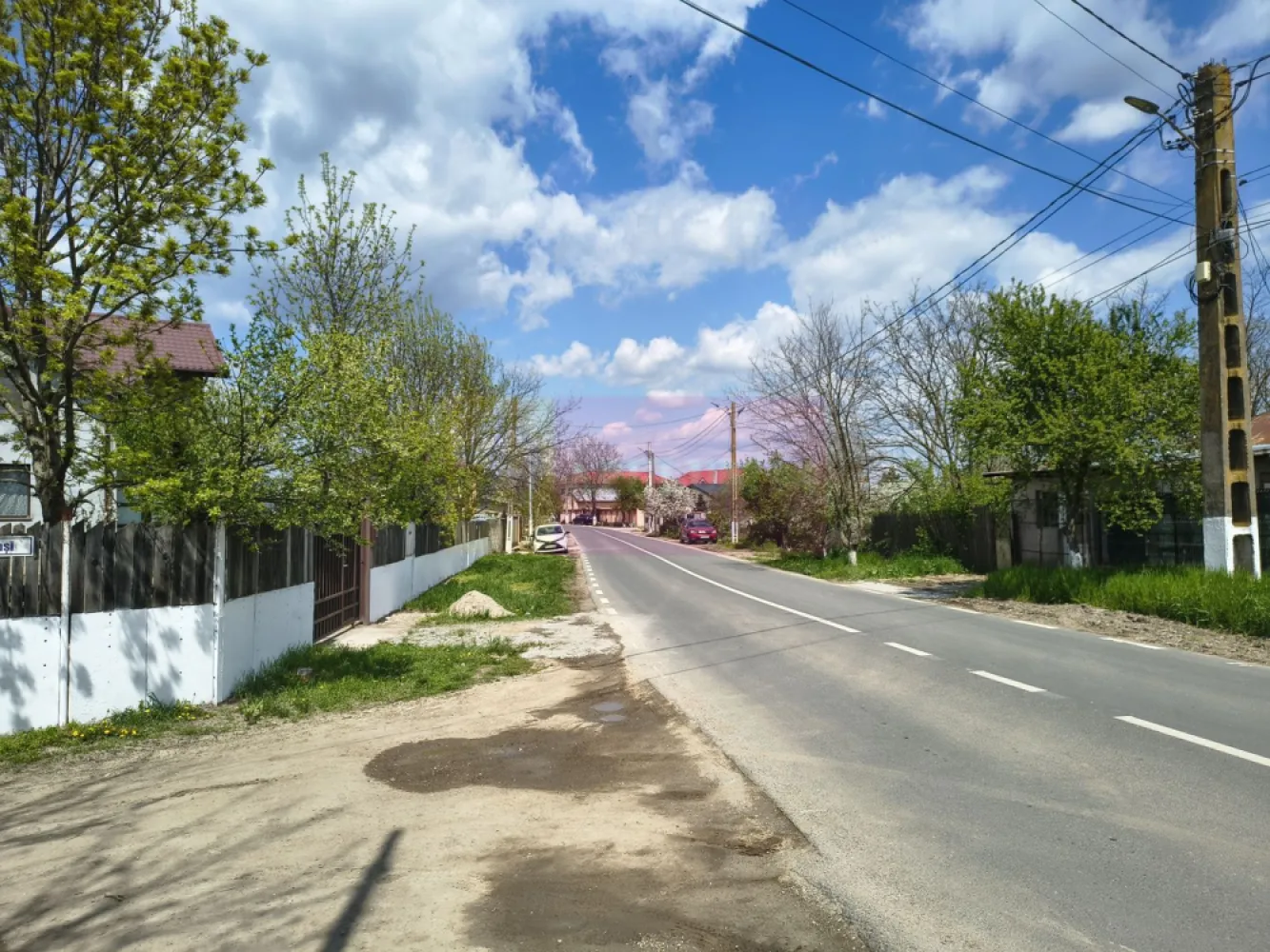 Teren în apropiere de București - Poșta - În imediata apropiere a capitalei, cu acces facil prin Glina, la nici 12 minute de București, între Bălăceanca și complexul rezidențial Liziera de Lac se află localitatea Poșta, o localitate satelit a Bucureștiului cu perspective foarte bune de dezvoltare. Localitatea beneficiază de toate utilitățile (apă curentă, canalizare, gaz și curent electric), de servicii de salubritate, de transport public, și de accesul facil la artere importante de acces în București. Terenul pe care îl propunem la vânzare se află la intrarea în localitate chiar peste drum de frumoasa Biserică din Poșta, oferind chiar o priveliște panoramică asupra ei deoarece terenul are o ușoară pantă. În prezent pe teren sunt două contrucții provizorii tip hală, perfecte pentru a depozita diverse materiale de construcții și utilaje. Terenul se află între case. Accesul la teren se face din stradă asfaltată și se bucură de acces facil la toate utilitățile (apă curentă, gaz, curent și canalizare). Documentația este pregătită și pentru cei interesați vă stăm la dispoziție cu orice informație. Pentru mai multe detalii și programarea de vizionări nu ezitați să mă contactați, Daniel, Apulum94.