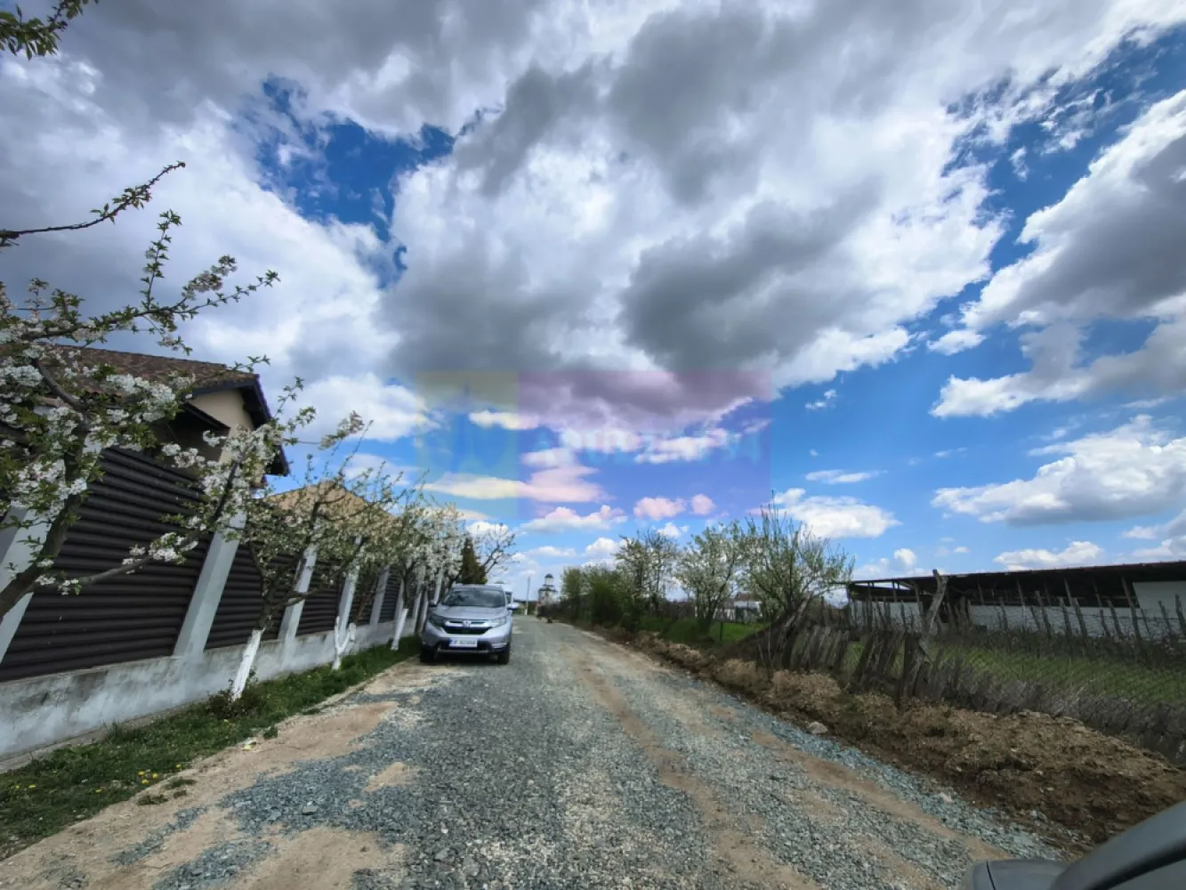 Teren în apropiere de București - Poșta - În imediata apropiere a capitalei, cu acces facil prin Glina, la nici 12 minute de București, între Bălăceanca și complexul rezidențial Liziera de Lac se află localitatea Poșta, o localitate satelit a Bucureștiului cu perspective foarte bune de dezvoltare. Localitatea beneficiază de toate utilitățile (apă curentă, canalizare, gaz și curent electric), de servicii de salubritate, de transport public, și de accesul facil la artere importante de acces în București. Terenul pe care îl propunem la vânzare se află la intrarea în localitate chiar peste drum de frumoasa Biserică din Poșta, oferind chiar o priveliște panoramică asupra ei deoarece terenul are o ușoară pantă. În prezent pe teren sunt două contrucții provizorii tip hală, perfecte pentru a depozita diverse materiale de construcții și utilaje. Terenul se află între case. Accesul la teren se face din stradă asfaltată și se bucură de acces facil la toate utilitățile (apă curentă, gaz, curent și canalizare). Documentația este pregătită și pentru cei interesați vă stăm la dispoziție cu orice informație. Pentru mai multe detalii și programarea de vizionări nu ezitați să mă contactați, Daniel, Apulum94.